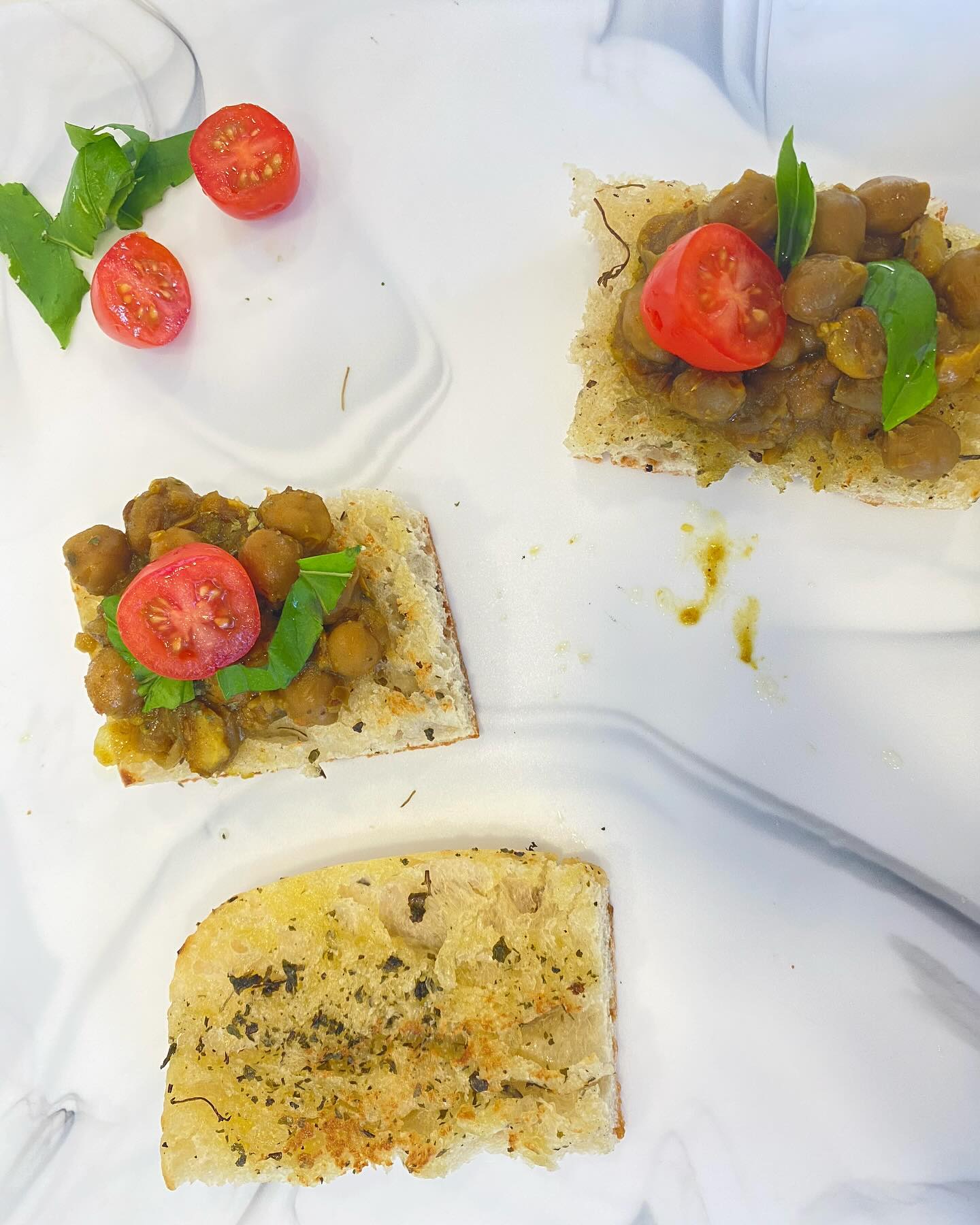 Today’s lunch inspired by fusion lovers and salad lovers. Focaccia with #khatte chole, Kasuri methi, cherry tomatoes and fresh basil! #theflavorstation #vegetarian #vegan #highprotein #crispy #creative