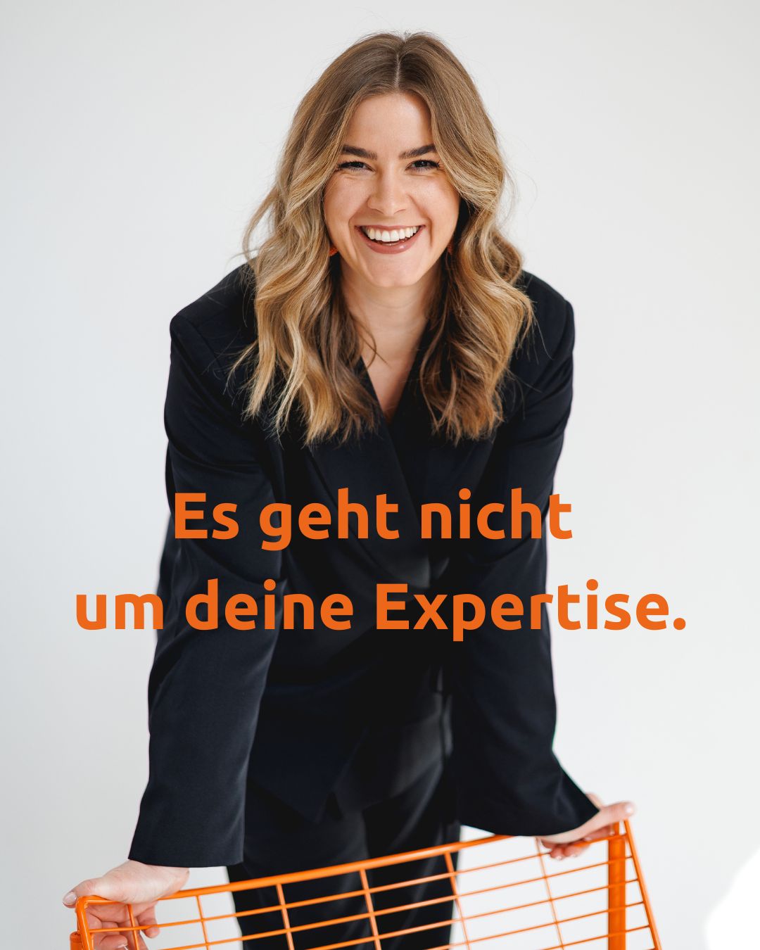 Die meisten Führungskräfte, mit denen ich arbeite, sind fachlich richtig gut in dem, was sie tun. Genau deshalb sind sie überhaupt in ihrer Rolle. Und trotzdem merken viele irgendwann: Führung fühlt sich plötzlich schwer an.
Nicht, weil sie ihren Job nicht können. Sondern weil es auf einmal um etwas ganz anderes geht.
Um Gespräche, die unangenehm sind.
Um Situationen, in denen du nicht weißt, wie du reagieren sollst.
Um dieses Gefühl, dass du zwischen Klarheit und Verständnis irgendwie festhängst.
Das sind keine fachlichen Themen.
Das ist Führung im echten Leben.
Und genau das haben wir nie gelernt. Kein Studium bringt dir bei, wie du Menschen wirklich einschätzt, wie du klar kommunizierst oder wie du ein Team führst, ohne dich selbst dabei zu verlieren.
Die gute Nachricht: Du musst das nicht „einfach können“. Du kannst es lernen.
Wenn du genau daran arbeiten willst, gibt es zwei Wege, wie wir das gemeinsam angehen können:
Entweder in meiner Seminarreihe „Bewusst führen“, in der du das Ganze für dich verstehst und direkt in deinen Alltag überträgst.
Oder im 1:1, in dem wir ganz konkret auf deine Situation schauen und Lösungen entwickeln, die wirklich zu dir passen.
Wenn du merkst, dass genau das dein nächster Schritt ist, schreib mir oder buch dir direkt ein Beratungsgespräch.
#führung #selbstführung #leadership #unternehmertum #newleadership #kommunikation #führungskräftevonmorgen #führungskräftetraining #führungskräftecoaching #führungskräftecoach