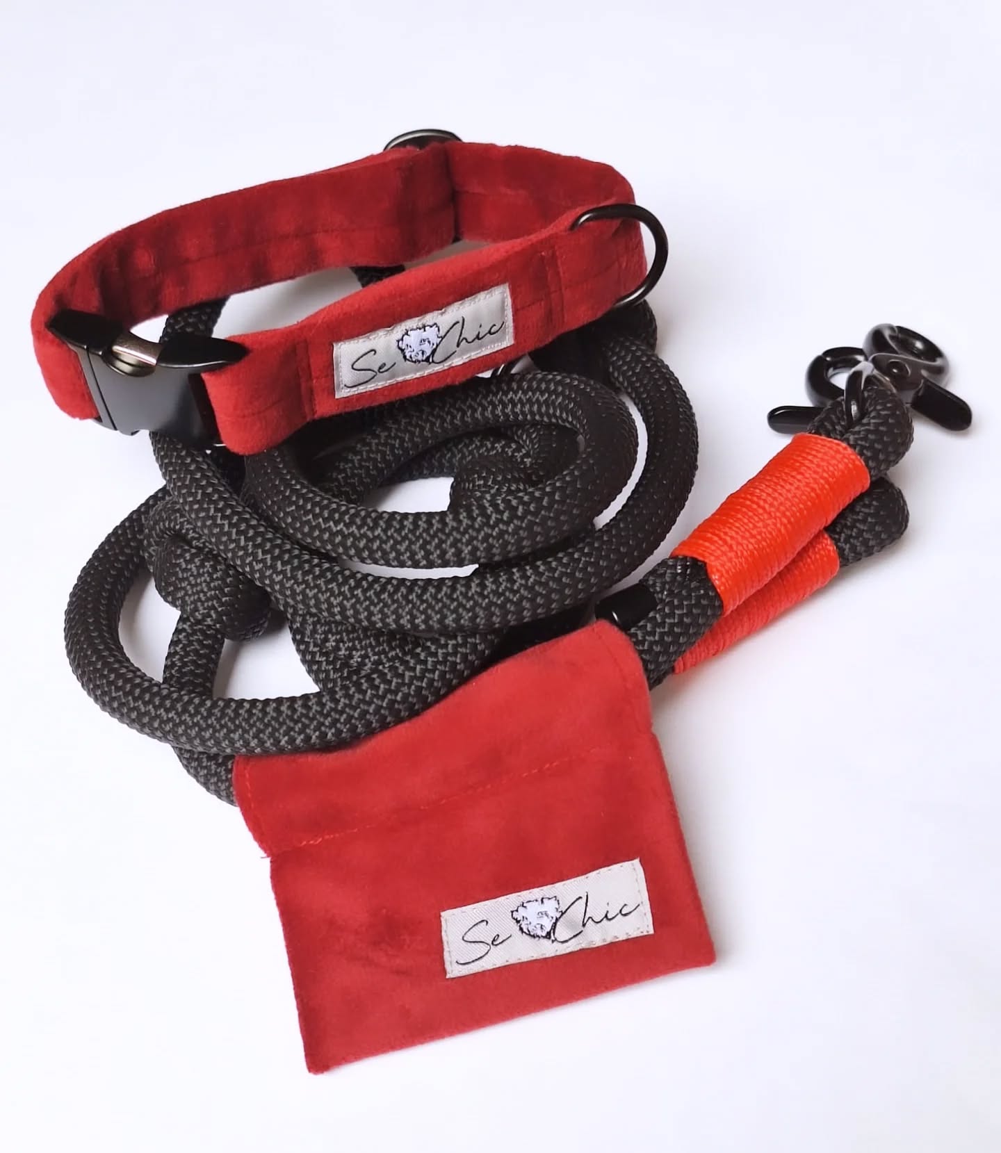 Tauleine + Halsband + Kotbeuteltasche🐶🐾
Kombiniere Stil und Funktion mit unserem Set alles in Schwarz und Rot. 🖤❤️
Perfekt für Spaziergänge und Ordnung unterwegs🐕
👉Jetzt Set sichern! 🚀
#Hundezubehör #Tauleine #Halsband #Kotbeuteltasche #SchwarzRot