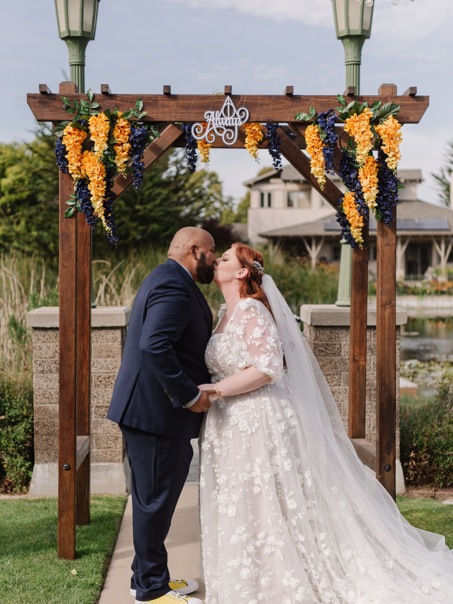 Corri and Mark’s Harry Potter-themed wedding was truly the best wizarding celebration I’ve ever witnessed. Meeting good people is like catching the Golden Snitch- rare, magical and unforgettable. Always has never felt so real . Love you @corrimontague 💗
📷 @nikkelsphotography