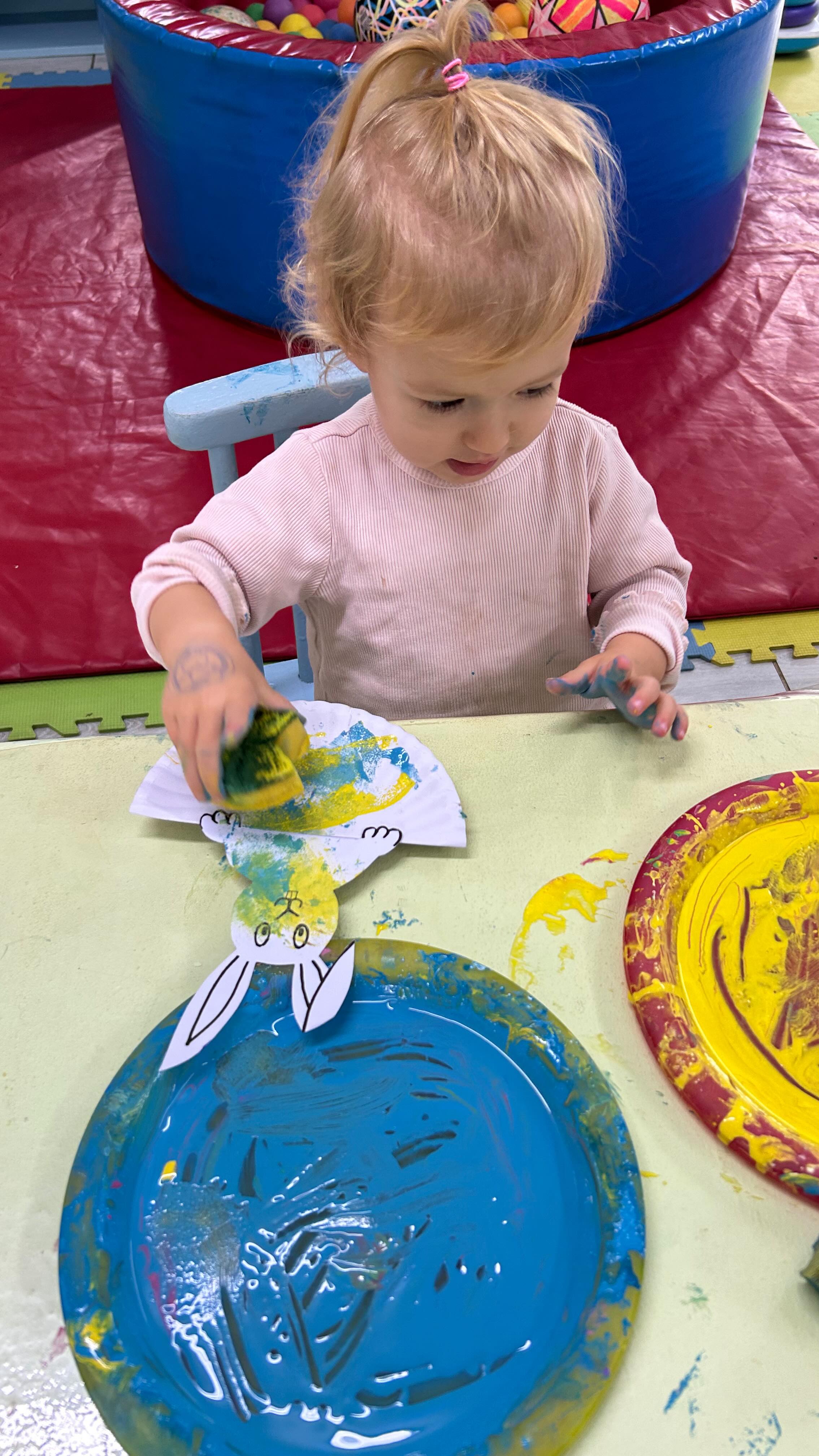 Our bunnies rock! 🐰Our children had a blast sponge painting their paper plate bunnies! #eastercrafts #preschool #montessoripreschool #playgroup #toddler