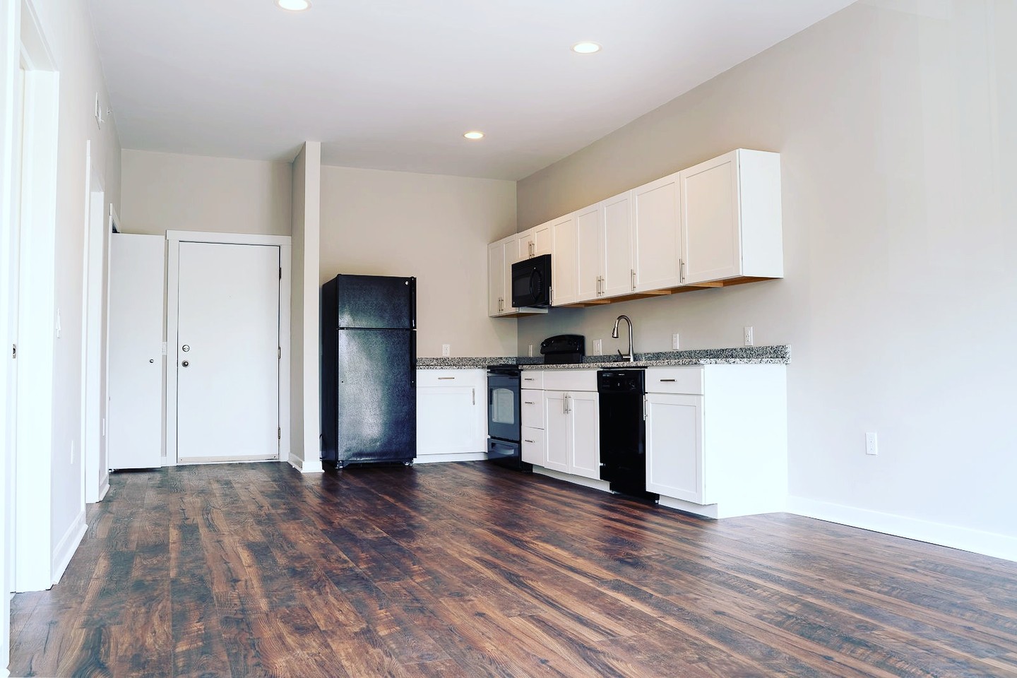 Come check out our newly upgraded 2BR/2BA Units! Currently offering $500 OFF your move in cost when you move in by October 20th. We are here M-F from 10am-5pm! Call us today for your in person tour at (614) 795-5000 or visit us at www.thebenchmark.com #osu#614apartments#upperarlington#columbusohio#columbusunderground#614#614magazine#columbushousing#thelanternosu#trainfitness#imagicalstudio