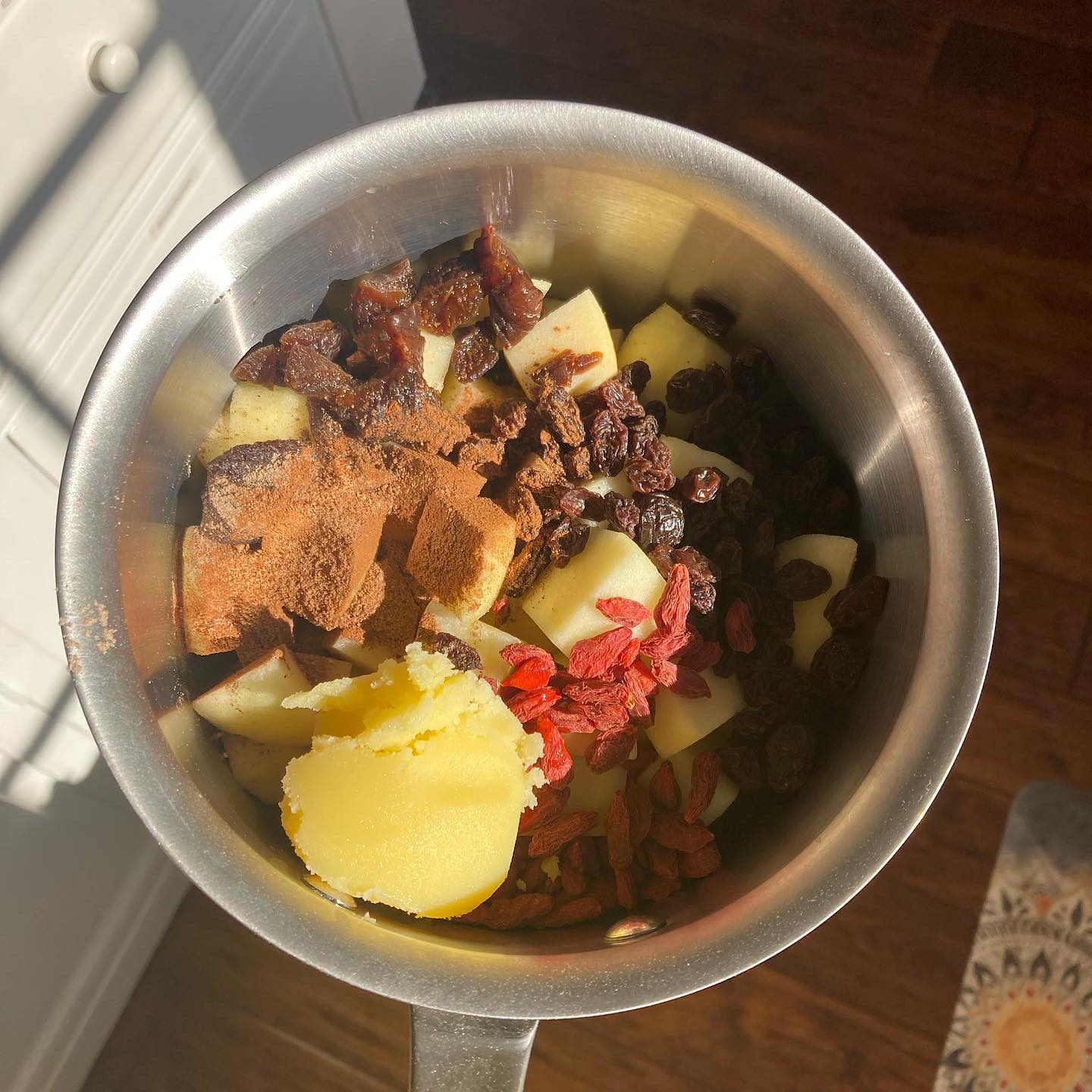 ✨stewed fruit✨
This is one of the first foods I make for my postpartum mums. Eaten on an empty stomach, it helps gently awaken your bowels after birth. But also, it fills the house with the most delicious and comforting aroma of apples and cinnamon and caramelized ghee.
My favorite way to make it is to peel and cube apples or pears and then add them to a pot with an inch of water, cinnamon, ginger, cardamom, cloves, ghee, and iron rich dried fruit like apricots/raisins/figs, and goji berries for their beauty and minerals. Let simmer until soft and jammy and glistening✨ it’s pretty heavenly x