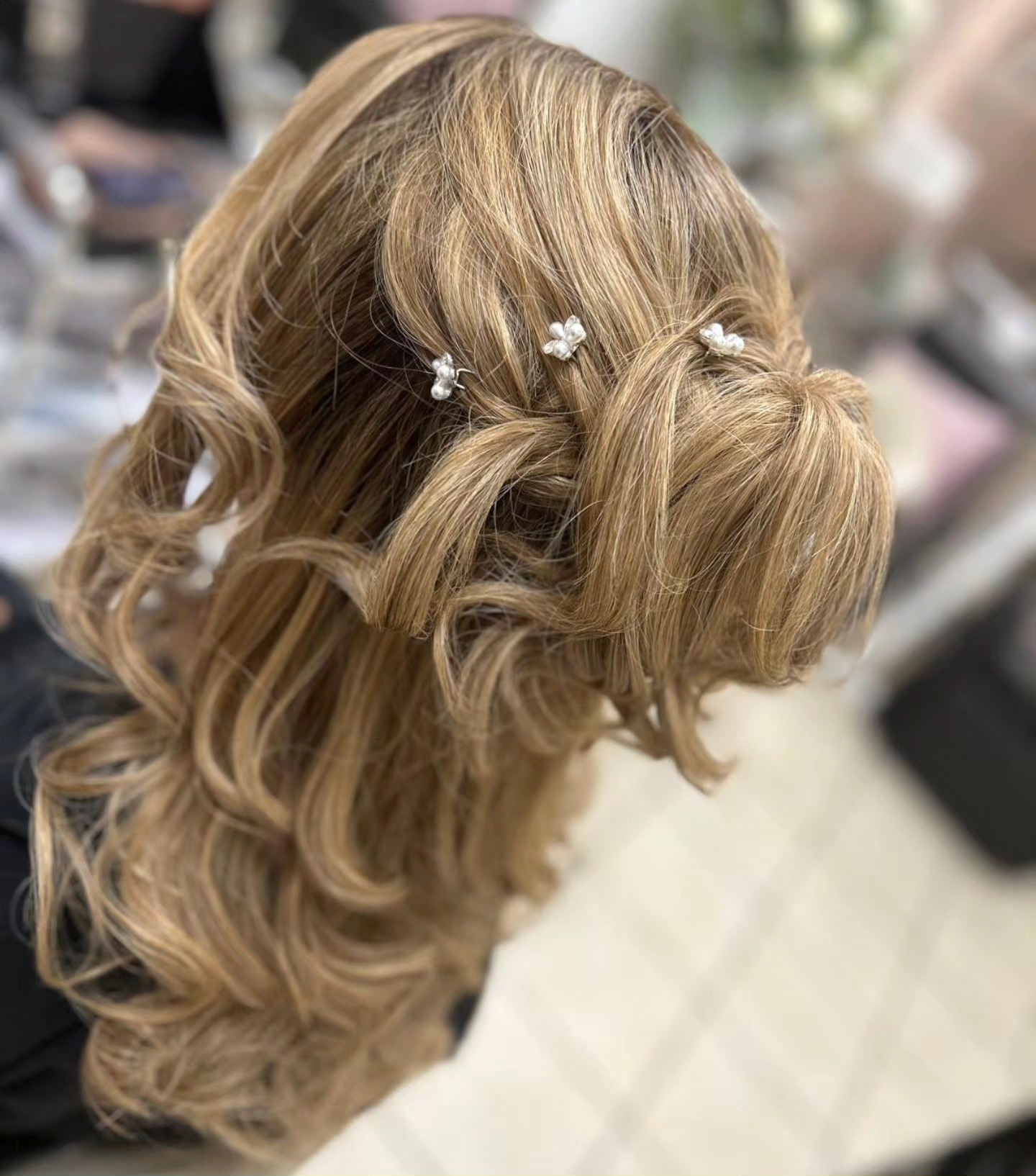 ✨ Half up, half down — soft waves, gentle lift, and all the grace of a queen. ✨️
Yes, it’s a wig — but you’d never know.
Crafted to crown you in confidence. 👑
#WigMagic #HalfUpHalfDown #FlawlessFinish #BeautyInEveryStrand