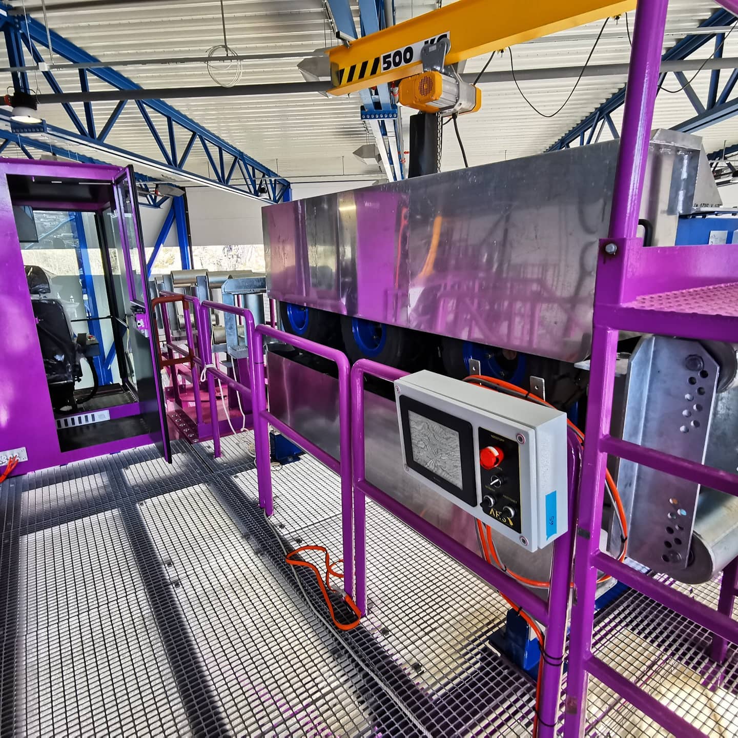 AHS delivered three 3-ton cable tensioners in 2021 to Statnett's new cable storage facilities in Egersund, Norway.
The cable tensioners are equipped with load cells for accurate tension control without external equipment.
Each cable tensioner comes with its own built-in HPU and control system, needing only to be provided with on-site 400 VAC.
The mobile outdoor version also features a heavy-duty brake resistor to allow the machine to provide constant back-tension over extended periods of time.