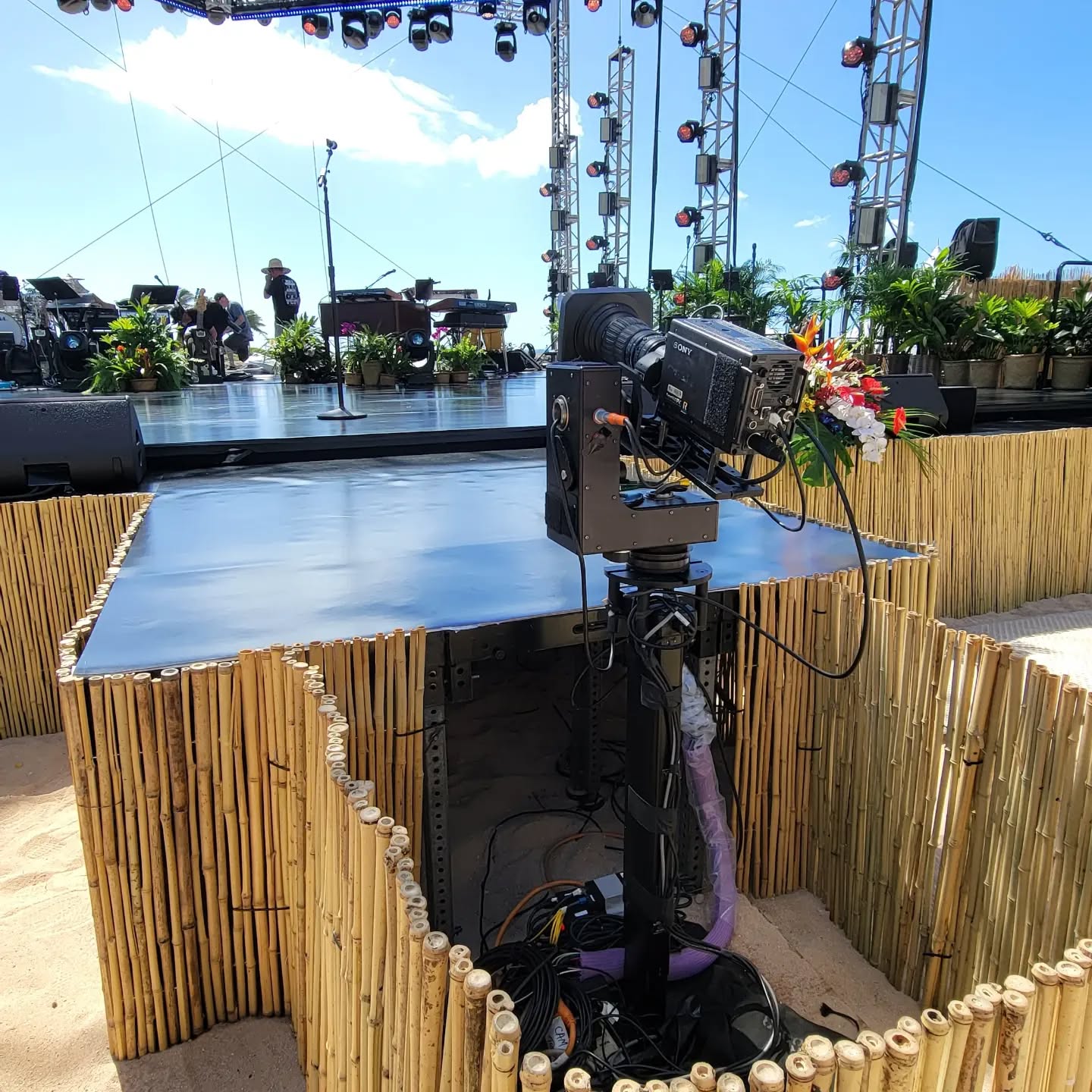 American idol's Top 26 at Disney's Aulani Resort. Custom Mini tower system with our custom Mini talon head. Beautiful!
#americanidol #hawaii #aulani #top26 #broadcast #sony