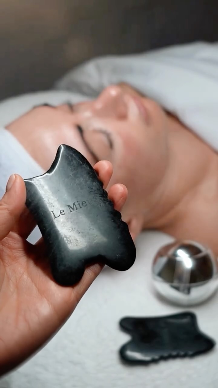 Spring Refresh Facial for Your Skin 🌸🌿
- Deep hydration with @lemieux Midnight Balm for nourished, glowing skin
- Gua Sha massage to stimulate lymph flow & contour the face
- Cryo peptide eye mask to soothe tired eyes & reduce puffiness
Refresh your skin, refresh your mind.
Website🔗www.ricozybeauty.com
Contact 📩 info@ricozybeauty.com
Location📍300 E Colorado Blvd, Unit 241, Studio 409,
Pasadena CA 91101 @salonrepublic
#skincare #guasha #facial #esthetician #lemieux