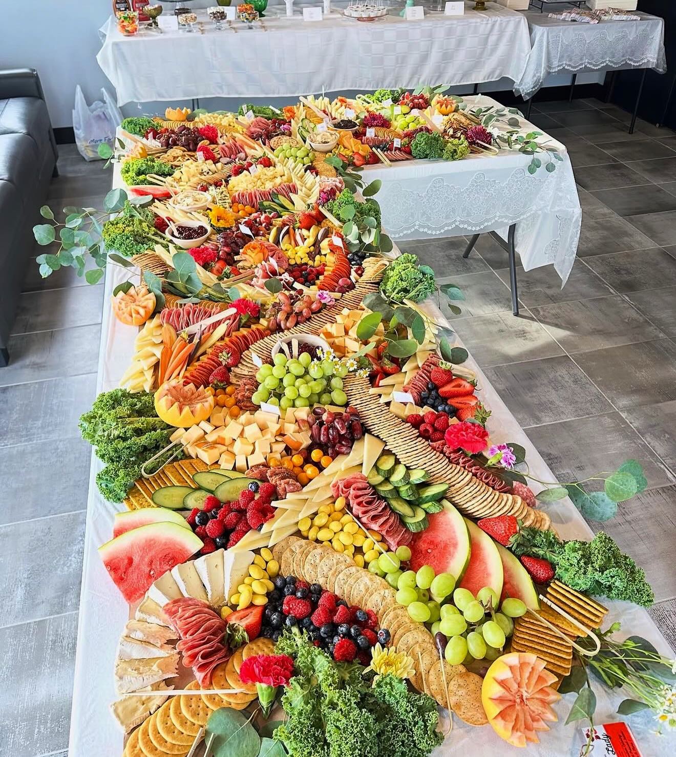 Graduation Season is upon us🎓
Celebrate with Charcuterie 🫐🧀
Inquire at www.thehangryladyia.com or Call 319-981-1515 ✨