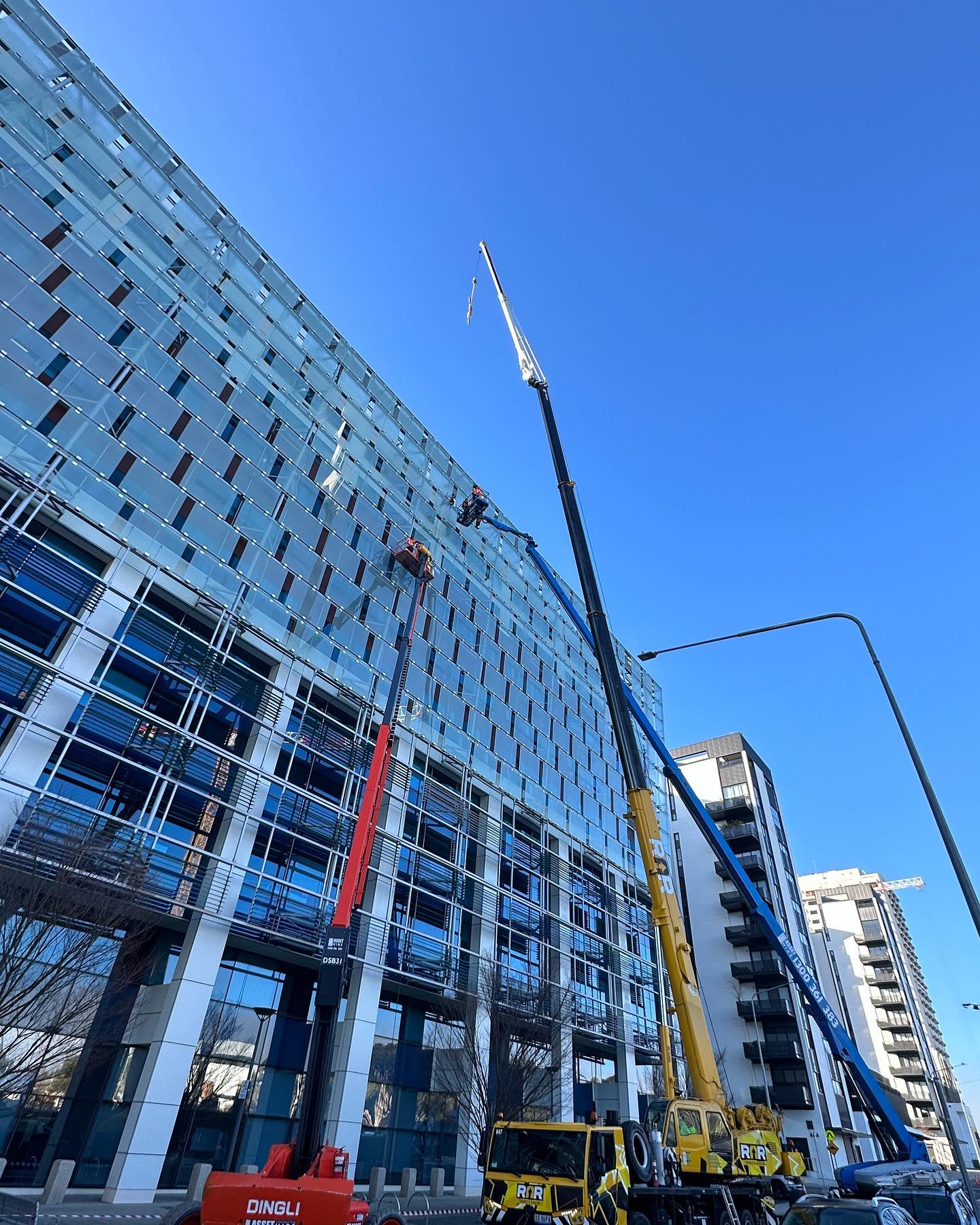 Another early morning crane lift thanks to the crew at #rarcranesandrigging and #assetconstructionhire for providing the goods to help us replace a damaged glass panel on the facade. For all your facade maintenance and repairs contact Rope Access Engineering #facademaintenance #EWP #boomlift #workingatheights #wearecbr
