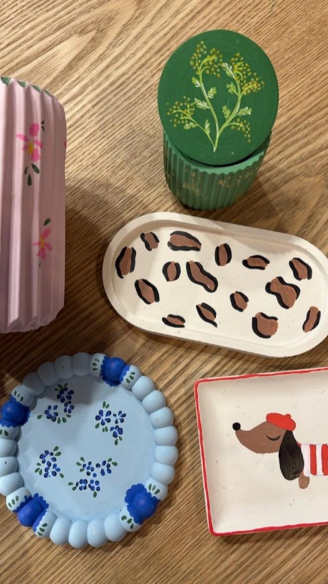 🎨 Nouvelle technique à découvrir aux Récréatives !
Après la feuille d’or, l’effet marbré et le terrazzo, une nouvelle façon de personnaliser la jesmonite arrive à l’atelier… la peinture sur jesmonite ✨
Avec cette technique, tu peux ajouter des couleurs, des motifs, des détails délicats ou des designs plus audacieux. Une nouvelle manière de laisser parler ta créativité et de rendre ta pièce encore plus unique.
Alors, prêt(e) à essayer ? 🎨
#lesrecreatives #ateliercreatif #jesmonite #diyatelier #tours