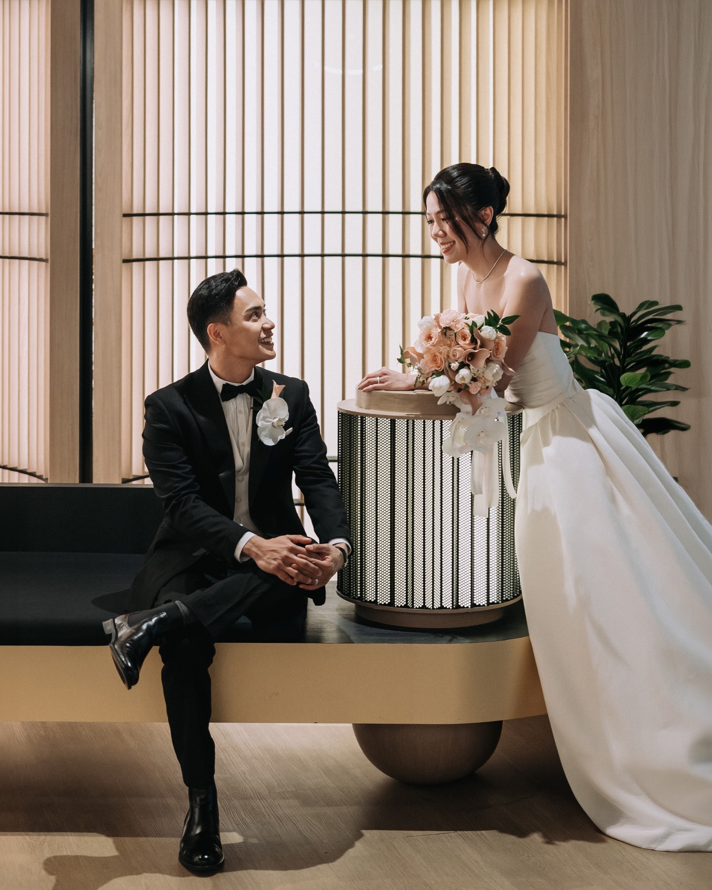 Celebrating the love story of Sebastian & Chia Khee. Two souls, one beautiful beginning! ✨
•
vg // @keisswed
mua // @aesta_makeup @estahsu_aestamakeup
gown // @gellyweeweddinggown_jb
flower // @sanwraps
emcee // @emceejiayang
venue // @parkroyalcollectionmarinabay