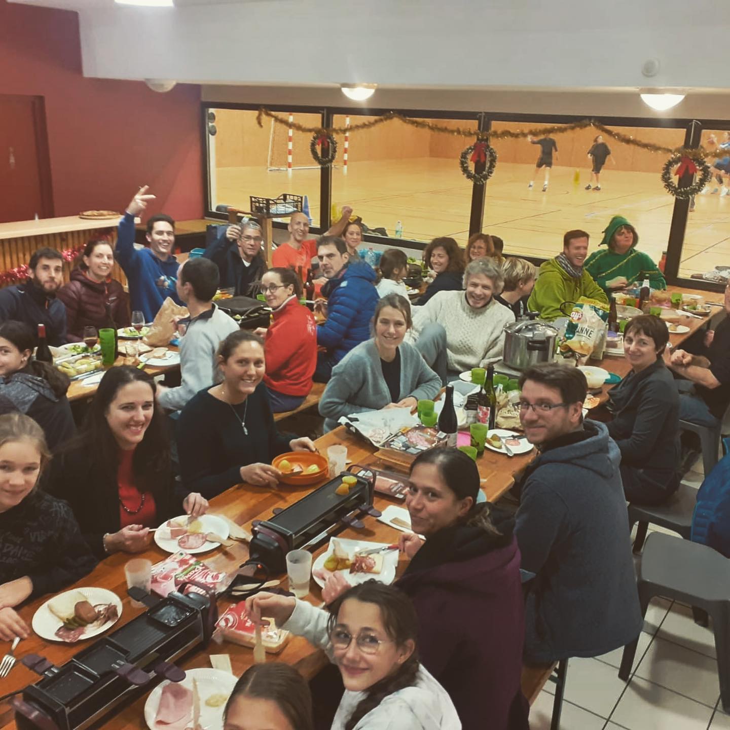 Super souvenir de notre première soirée raclette au club : un vrai succès🔥
Reste à savoir combien de kilo de fromage ont été mangés lors de cette soirée ??
En tout cas, le bureau du club et ses bénévoles souhaitent à tous les adhérents d’Ain Roc de bonnes fêtes de fin d’année et surtout, de nouvelles aventures à venir pour 2023 ! 🚀
#climbing #raclette #power #ain #roc #2022