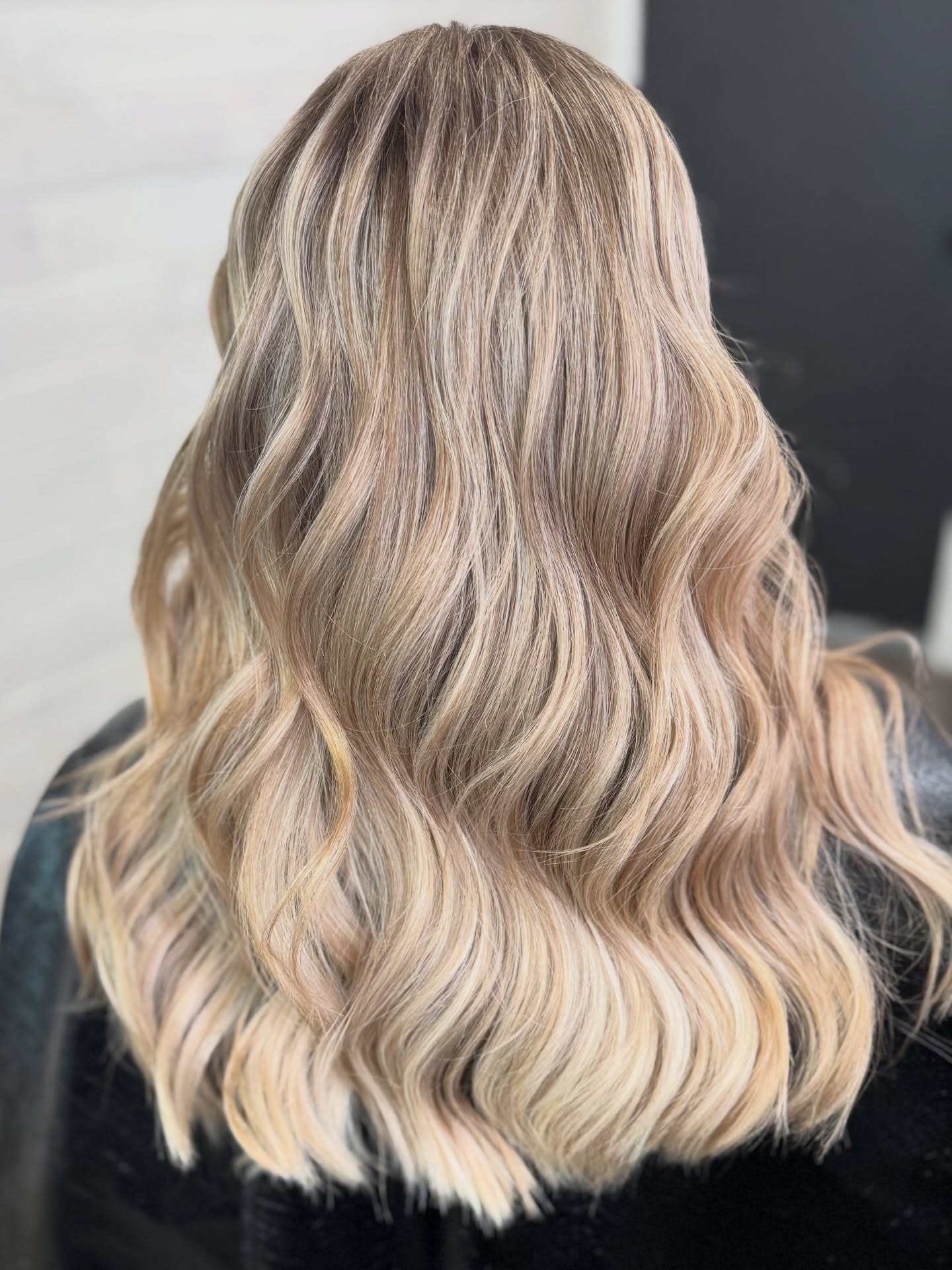 ⭐️GOAL⭐️: lighter, cooler, dimensional, soft new growth .
SWIPE ➡️➡️➡️ to see her before !
⭐️She has lots and lots of hair. But she came in ready to lose some inches, which is always an important discussion with a big blonding project!
⭐️ heavy full foil utilizing teased slices, standard weaves, teased weaves, and tip outs!
💕 Kenra simply blonde blue powder and simply blonde creme lightener.
💕Pre tone : Kenra rapid toners VP/SV+clear .
💕 Root smudge: Kenra Demi 7B/7SM melted to⬇️
💕 Final Gloss: Kenra 8SM/9VM/9PV/8VV/ RoV
#levelheadedhairdesign #blonde #sumnerhairstylist #longblondehair #hairgoals @kenraprofessional