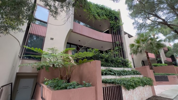 More breathtaking videos and pictures from our maintenance team making @stargateproperty appartments at Wellington street Bondi look terrific.