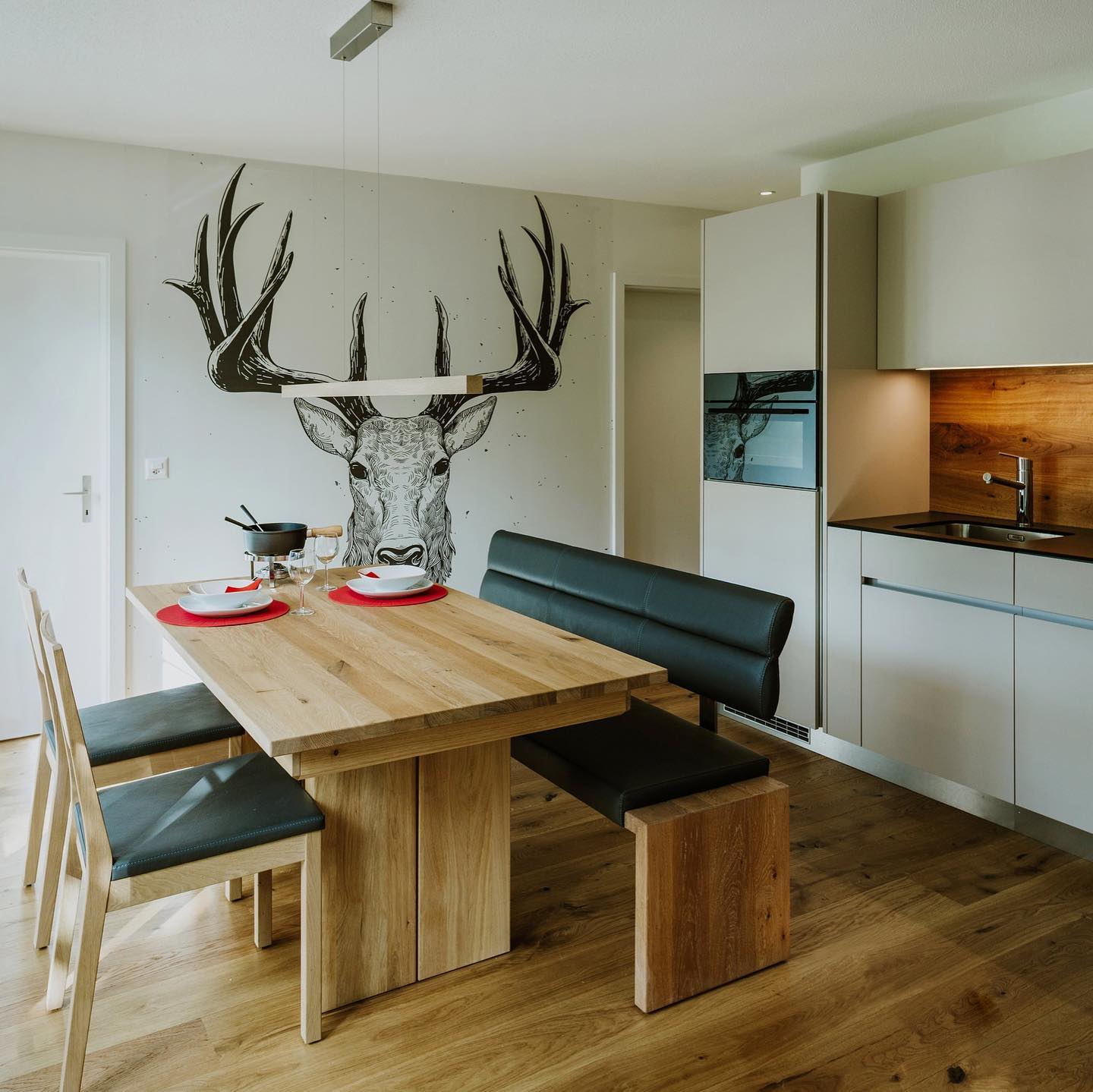Lust auf Ferien? Im Februar gibt es noch eine freie Woche in dieser Ferienwohnung mitten im Dorfkern von Adelboden! Buchungslink findet ihr oben in der Bio!
.
.
#adelboden #switzerland #mountains #switzerland_vacations #snow #berneroberland #swissalps #myswitzerland #visitswitzerland #winter #alps #inlovewithswitzerland #instagood #landscape #lenk #snowboarding #travel #adelbodenlenkd #montagne #nature #nikon #schweiz #switzerland_bestpix #Adelboden #alpen #earthpix #explorethemountains #frutigen #ferien #igersswitzerland