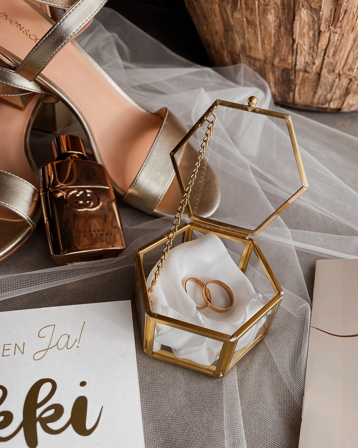 Details 🫶🏼
Ik vraag altijd voor de bruiloft om de ringen, de trouwkaart, eventueel ander papierwerk zoals een save the date of de envelop, parfum en sieraden ‘s ochtends in een doosje klaar te leggen. Dat is altijd zo’n mooi plaatje bij elkaar. En juist die details zeggen heel veel over het bruidspaar en de dag. Deze twee hadden het helemaal begrepen, love it 💛