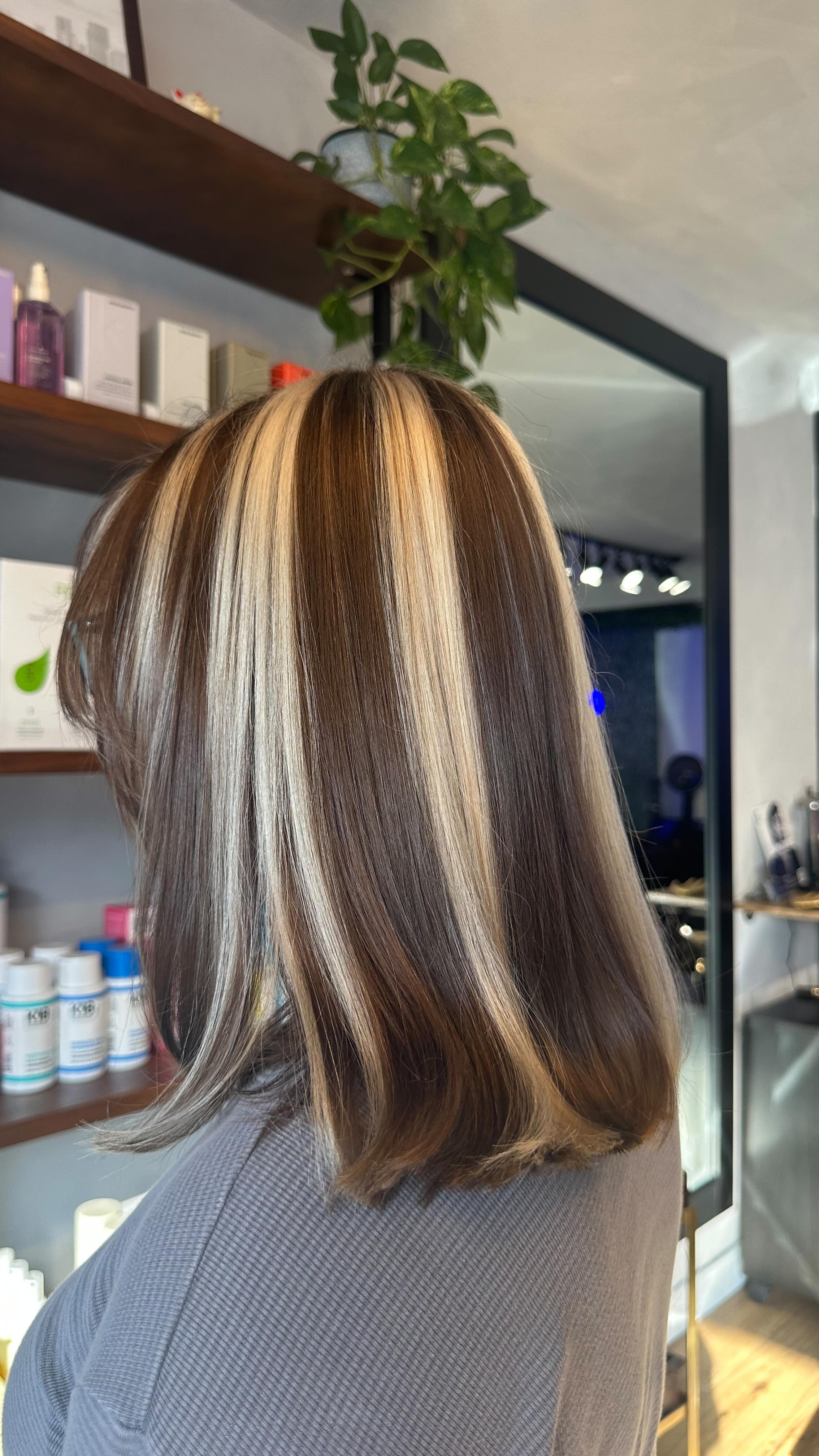 Long layers and a warm balayage will never not be it 🤩
We added soft movement through the front and blended everything for that seamless, low-maintenance grow out.
Healthy, shiny, effortless — exactly how it should feel.
Colour: @redkenpro shade eq 8nb
Hairstylist: @vannata_thehairstylistyyc
#yychair #calgaryhairstylist #hairtransformation #mardaloop #altadore