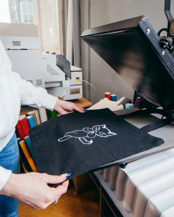 Está a sair da prensa.. 🔥
Cada peça é feita à medida, com cuidado e prontinha para surpreender quem mais importa.
⠀⠀⠀⠀⠀⠀⠀⠀⠀⠀
Não é magia, é a nossa prensa a trabalhar para que cada tote bag seja única, memorável e impossível de esquecer 😎
⠀⠀⠀⠀⠀⠀⠀⠀⠀⠀
Porque no final, quem recebe, sente mesmo a diferença!