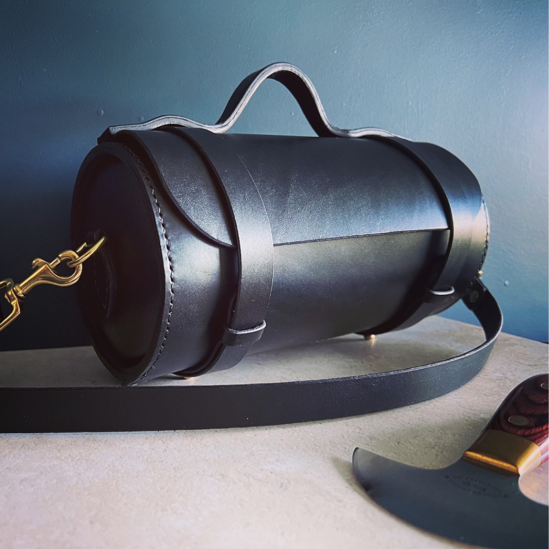 An oldie but a goodie!
This barrel bag has always been one of my faves and it’s such a lovely bag to construct and watch it go from a flat hide to a 3D structure.
Another joy of leatherworking
#leathercraft #leatherbag #barrelbag #handstitchedleather #smallbusiness york