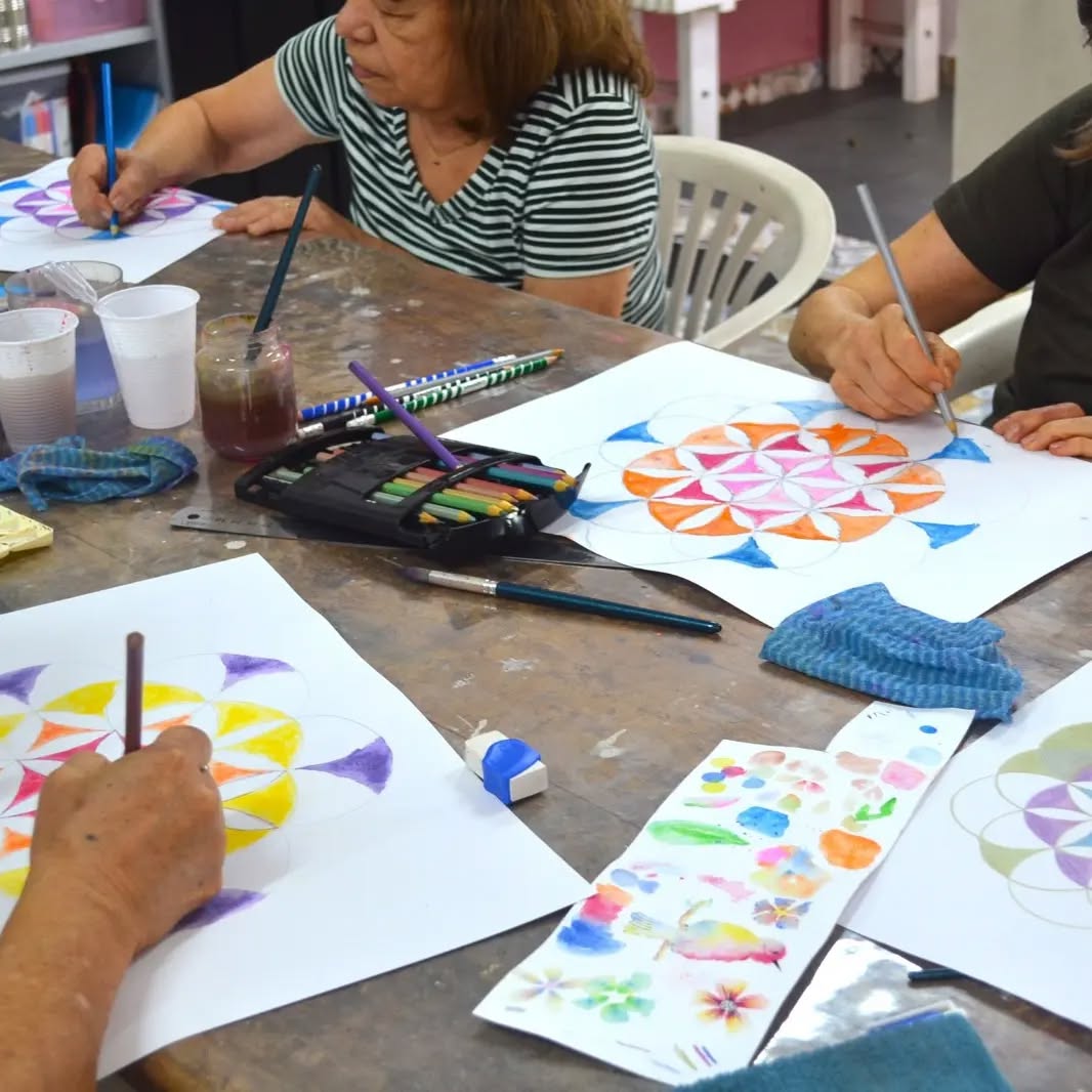 Oi gente!
Registro da grupo de artesanato Mãos a arte - aquarela.
Uma manhã de sossego, conversa, cafezinho e cores, muitas cores.
👋🥰
Descrição das imagens:
1) As maos de 3 mulheres sobre uma mesa de madeira com papeis brancos coloridos pelas aquarelas de mandá-las, pássaros e flores.
2)Aquarela, ainda úmida de mandalas em tons de vermelho, laranja e amarelo.
3) Mulher vestida de preto e com colar com 4 pérolas. Ela segura um papel dividido em 4 retângulos. Neles tem aquarelas de plantas, flores, pássaros e círculos.
4) Mulher com blusa listrada segurando um caderninho com a capa colorida pintada com aquarela.
5) Mulher com blusa verde escuro segurando um papel dividido em 2 retângulos. Neles estão as aquarelas coloridas de um pássaro e de circulos.