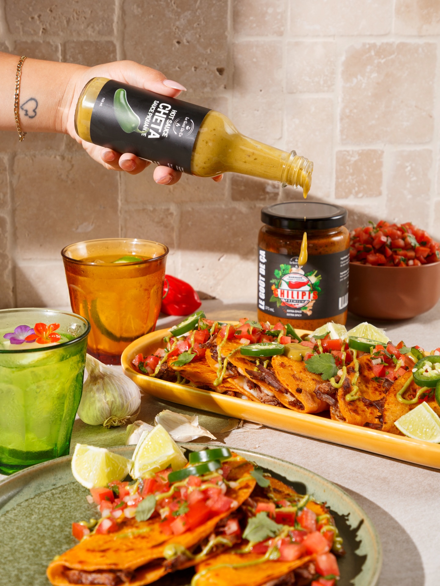 🌶️💚 CHETA — la fraîcheur qui pique juste comme il faut
Une sauce verte d’inspiration mexicaine…
mais avec toute l’âme et la chaleur des Caraïbes 🇭🇹
Chez nous, on ne fait pas juste une sauce piquante.
On crée une expérience.
💚 Fraîche, herbacée et légèrement acidulée
🔥 Un piquant maîtrisé qui réveille chaque bouchée
🍍 Une touche subtile qui fait toute la différence
Parfaite pour :
Tacos 🌮 | Burgers 🍔 | Poulet 🍗 | Sandwichs 🥪
… ou même juste pour tremper 😮🔥
Une seule cuillère et tu comprends.
Bienvenue dans l’univers Le Goût de Ça.
#legoutdeca #hotsauce #foodie #caribbeanfood #mtlfood