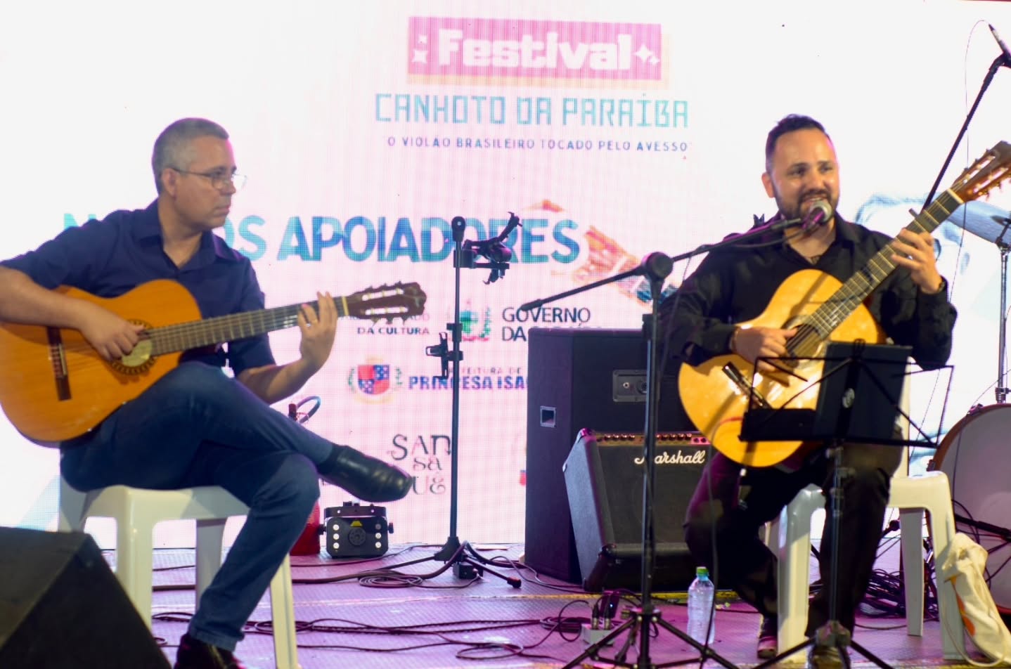 Ao lado do meu grande amigo, André Vasconcelos! Grande Violonista! @avasconcelos.ofc Do qual nutro uma grande admiração e amizade sincera... Sou muito grato por poder contar com esse violonista de primeira qualidade ao meu lado, quando estou em Princesa ou Triunfo... O duo de violões Paraíba-Pernambuco marcando presença no @festival.canhotodaparaiba ...