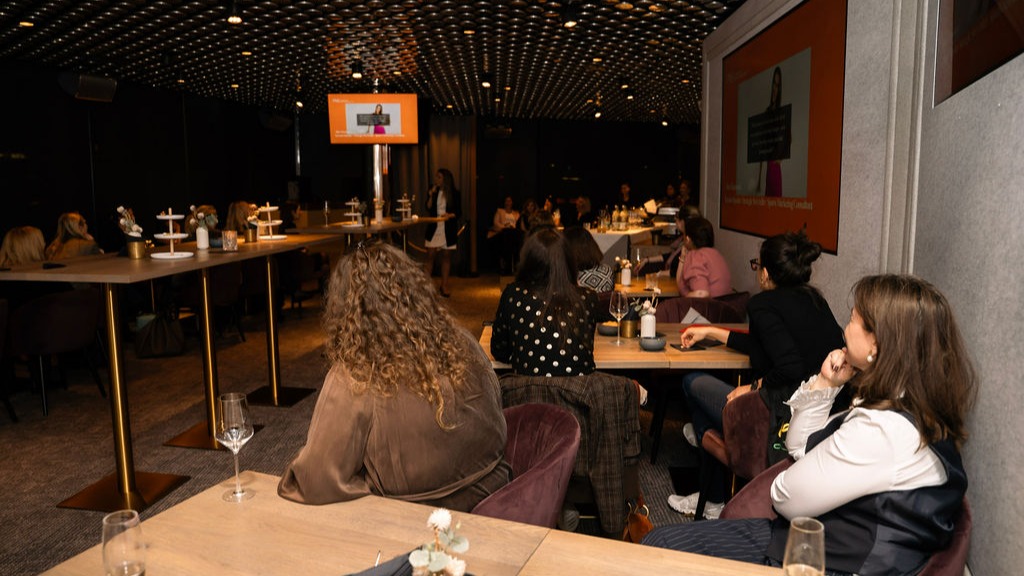Last week, PWG Zurich gathered at FIFA Champions Lounge: A room full of women showing up as they are, with their voices, their stories, their energy.
Big thank you to our members, guests and speakers, to everyone who contributed behind the scenes, and to our DJ for setting the vibe all night!
Thank you to our powerhouse photographer for the evening for the beautiful photos @storiesbymonika