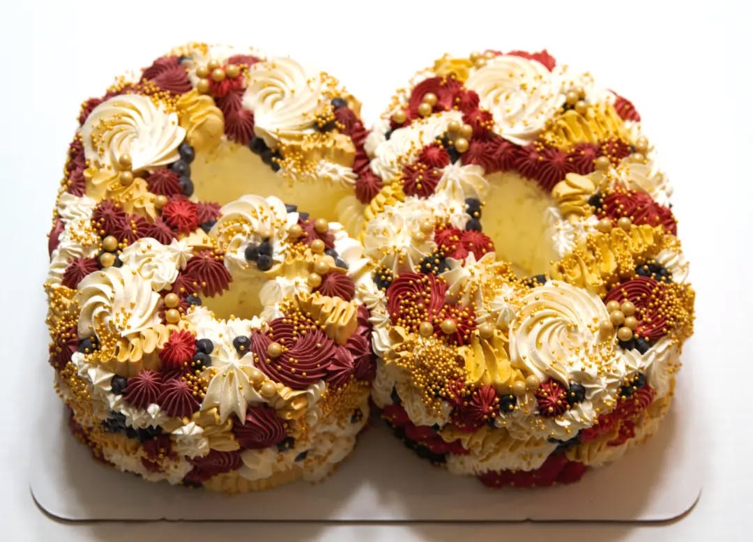 Happy 60th! 🥳
Who doesn't love a number cake?! Shown here are two layers of vanilla cake with vanilla Swiss meringue buttercream filling and frosting with white, red, gold, and black piping. And, of course, some gold ✨️ sprinkles!
Want a cake for your next birthday (60th or otherwise)? Visit our website or send us an email. Links to both are in our bio.
#stpaul #mn #saintpaul #mpls #minneapolis #twincities #baker #smallbaker #partycake #cake #minnstagram #customcake #birthdaycake #sprinkles #numbercake #customcakes #vanillacake