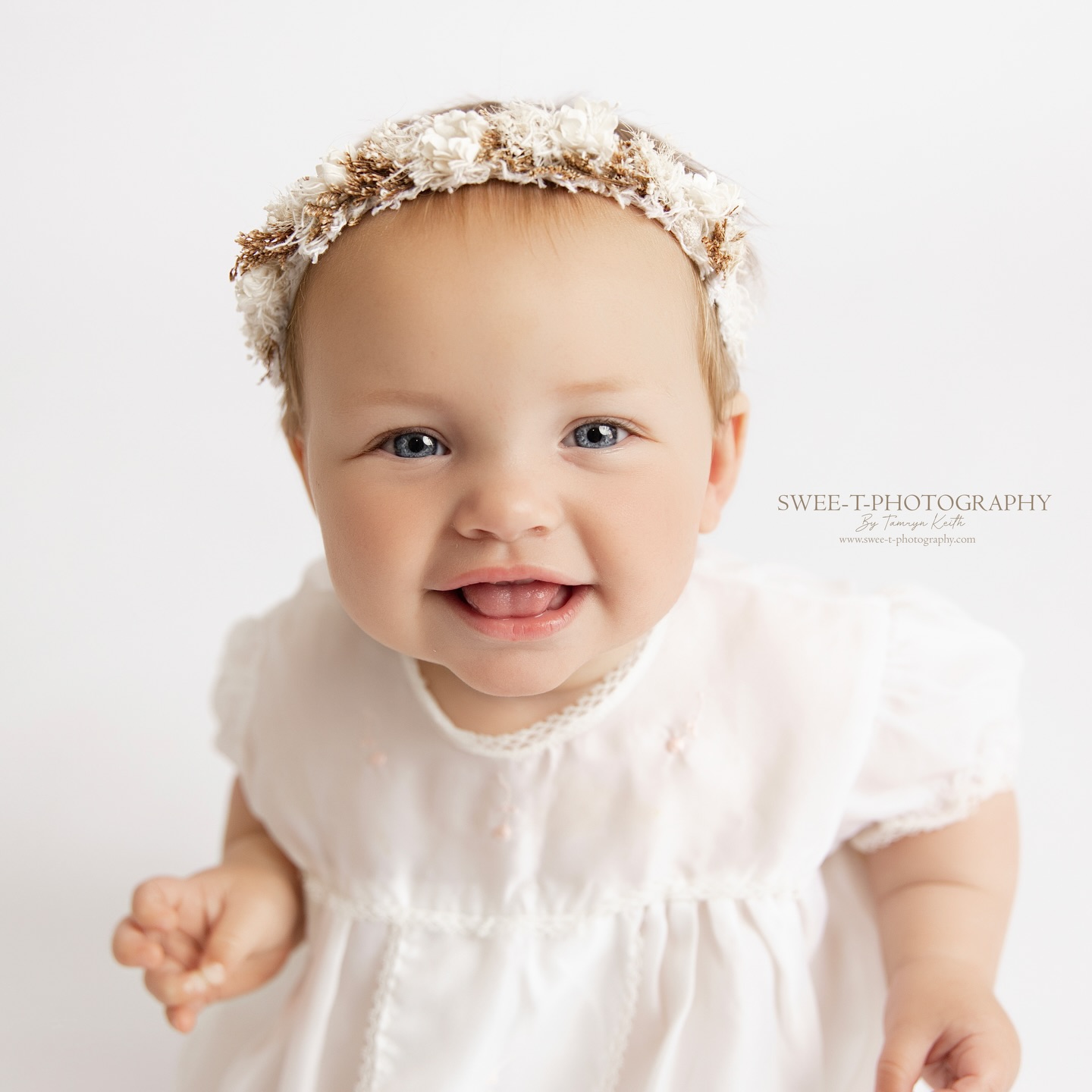 Sweet Evie & her beautiful mumma.
🤍 Dreaming of beautifully pure, connection-filled portraits? 🤍
Introducing Portraits with Purpose – The White Series — a limited-edition portrait experience designed to capture emotion, connection and simplicity against a clean white backdrop.
These sessions have been created as part of my fundraising journey for Stars of Barossa, with a portion of every session donated to Spoke to a Bloke, supporting men’s mental health.
✨ Perfect for sitter babies (6–10 months), families, multi-generational portraits or to celebrate motherhood
✨ Also makes a timeless Mother’s Day gift idea
✨ Available on select dates over the next 12 weeks
✨ Sessions are strictly limited
👉 View all details & to book check out link in bio:
https://www.swee-t-photography.com/portraitswithapurpose
Curious to learn more about @stars_of_barossa Stars of Barossa or Spoke to a Bloke? More info is available via the links on my website.
Minimal portraits. Meaningful impact.
© 2026 Swee-t-Photography Barossa’s Newborn Photographer
