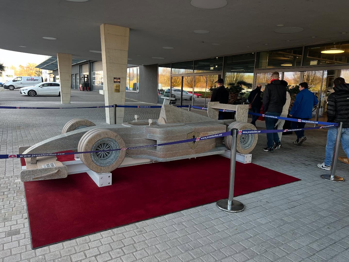 🎳 Bowling, Autos, Aquarium & Genuss – Ein unvergesslicher Tag! 🚗 🐠🍴
Unser jährliches Firmenessen führte uns diesmal bereits am Nachmittag mit dem Car in den Businesspark Langenthal.
Nach einem feinen Apéro und spannenden Bowling-Turnier 🏆 mit viel Teamspirit und guter Laune ging es direkt weiter zur beeindruckenden Autoausstellung und zur Besichtigung des Aquariums. 🚘✨🐠 Die exklusiven Fahrzeuge waren definitiv ein Highlight!
Zum Abschluss genossen wir ein hervorragendes Nachtessen im stilvollen Ambiente des Hotels Meilenstein – der perfekte Rahmen für gute Gespräche und gemeinsame Erinnerungen.
Ein großer Dank an unser Team für die tolle Energie und an das Hotel Meilenstein. 💼🌟
#Firmenessen #Teamspirit #BusinessparkMeilenstein #Bowling #Autoausstellung #Aquarium #Nachtessen #Dankbarkeit #firmenanlass #teamevent