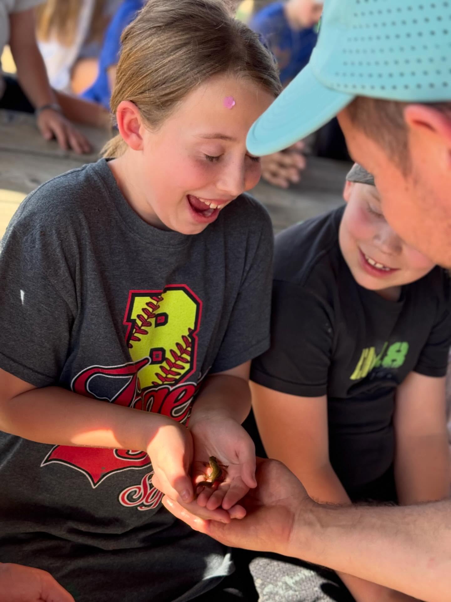 Last week was a busy one for us here at Earth’s Classroom! From elementary students to high schoolers and adults, we were teaching in every capacity.
Some afternoons were spent teaching herpetology to Owensville and Gerald Elementary students, where they got up close and hands-on with slimy yet fascinating amphibians, many caught right on their own school campus. We got to watch curiosity and wonder grow in real time as students connected with the ecology in their own backyard.
We also hosted our second Professional Development Day, bringing together both new and experienced interpreters from organizations across the region. We were joined by professionals from DNR State Historic Sites, Missouri State Parks, Missouri Department of Conservation, Saint Louis Zoo, Missouri Botanical Garden, Shaw Nature Reserve, Endangered Wolf Center, Missouri Master Naturalists, Forest City Village School, and Tower Grove Park. It was a great opportunity to share ideas, build skills, and strengthen the impact of outdoor education!
To wrap up the week, our high school FSCE students built observation skills through ornithology at the Audubon Center at Riverlands in West Alton. They observed hundreds of ducks and waterfowl, including a horned grebe in its molting adult stage, amongst so many other birds. We also heard from EC board member Dr. Sage Rohrer about her microbiology research on Galapagos penguins and Eurasian tree sparrows.
A full and rewarding week doing what we love!