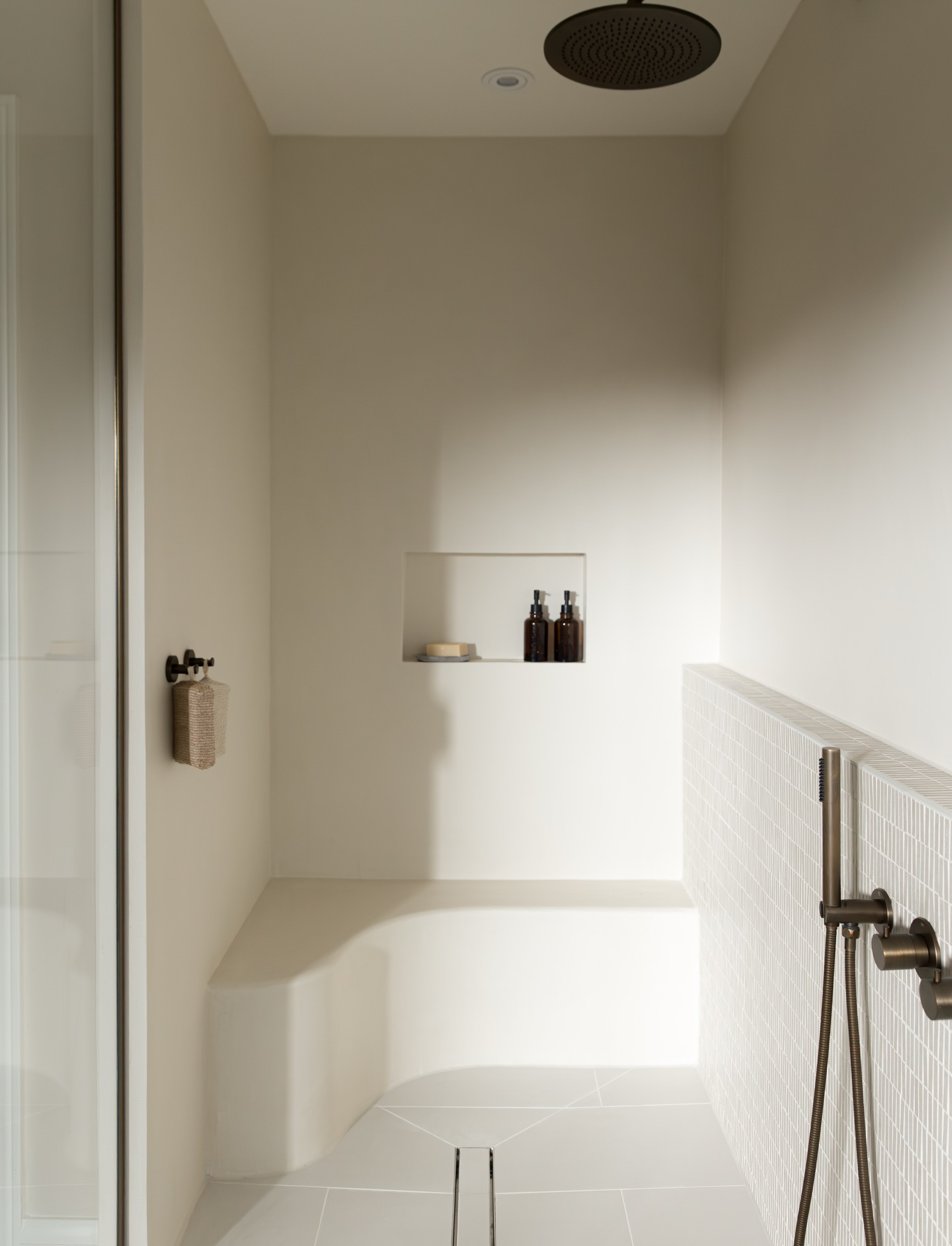 A larger shower was a must for this ensuite, swipe to see the transformation 🤍
.
.
.
@dunnova_construction
@dhorvathphotography