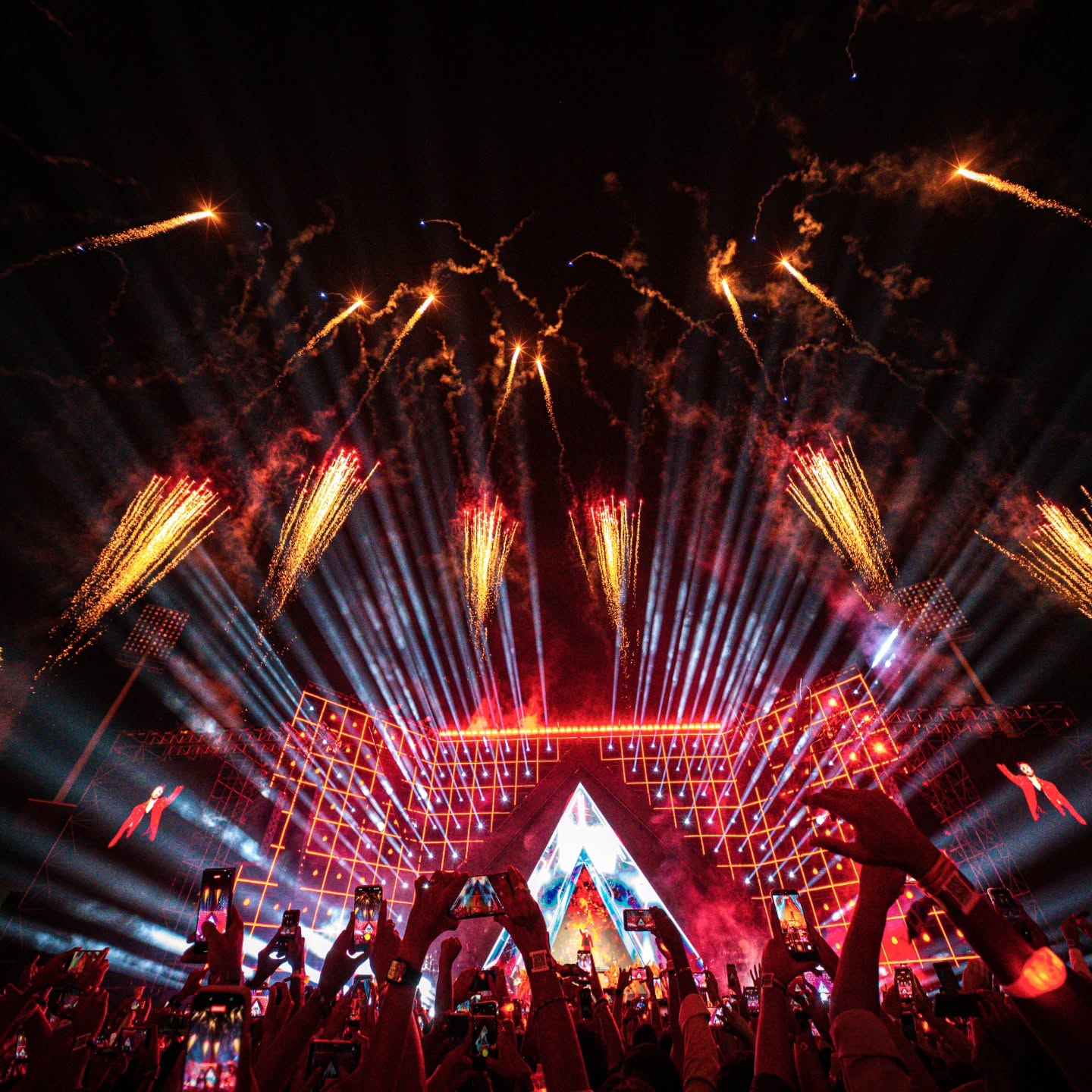 An unforgettable night in Hyderabad as @anirudhofficial delivered a high-energy performance that had the entire crowd on its feet.
Produced and organized seamlessly by @brand.avatar , the concert was brought to life by Reynolds with professional sound, lighting, and trussing — creating an immersive live experience from start to finish.
#ReynoldsSoundAndLightingServices #AnirudhRavichander #LiveConcertIndia #professionalaudio #prolighting