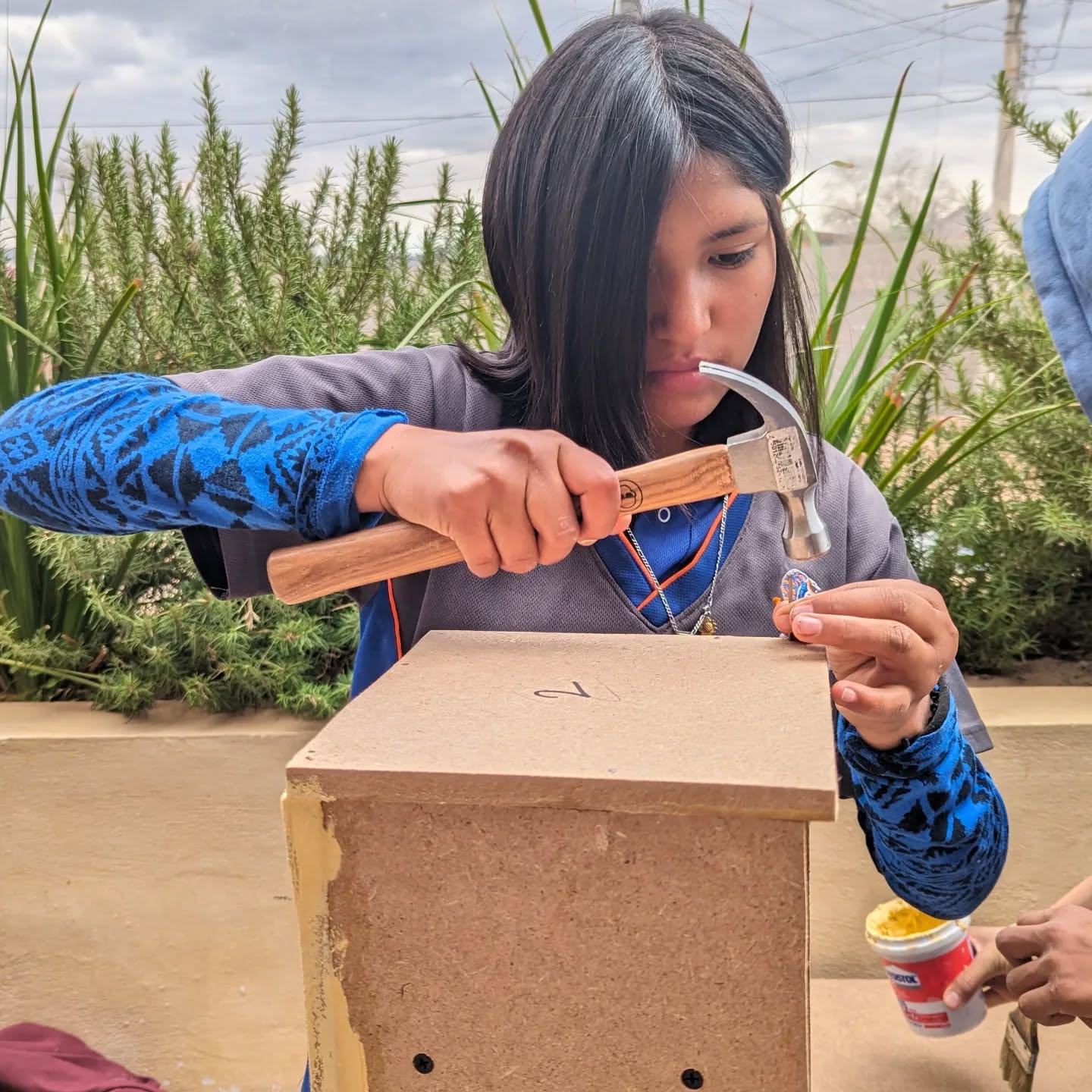 Exploramos el arte de la carpintería con Ivan en el taller “Diseñando en madera”. El proyecto se trató de construir una pieza de madera con estilo propio.
En Clap Gira alentamos talleres que, además de desarrollar habilidades prácticas, también fortalezcan habilidades clave para la vida y socioemocionales.
Y este taller fue más allá de la carpintería: fue una experiencia donde los participantes afianzaron conceptos de medidas, probaron distintas herramientas y materiales, y desarrollaron creatividad, perseverancia y tolerancia a la frustración.
¡Gracias a todos los que compartieron con nosotros!
Contamos con el apoyo de @fundacionindexchihuahua y @fechac_
#clapeando #ClapGira
#carpinteria #creatividad
#talleresparaadolescentes