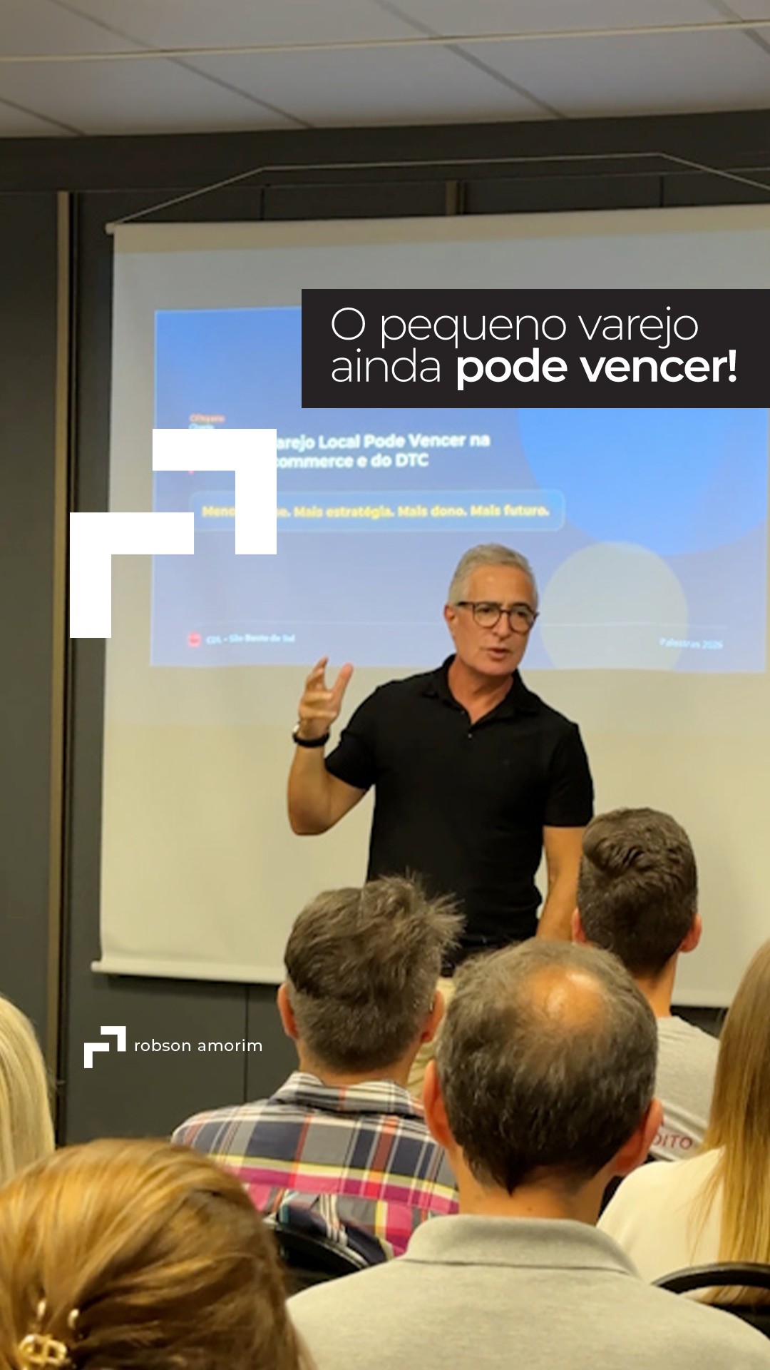 Na prática, o varejo não está perdendo espaço para o digital.
Na palestra que ministrei na @cdlsbs, trouxe um ponto que sempre gera desconforto — mas é necessário: Quem conhece melhor o seu cliente hoje: você ou o algoritmo?
O pequeno varejo tem uma vantagem que ninguém consegue copiar: proximidade. Mas proximidade sem estratégia não sustenta resultado. É preciso transformar relacionamento em decisão, leitura de comportamento e ação no dia a dia.
Porque, no fim, não vence quem tem mais tecnologia. Vence quem é mais relevante para o cliente.
Obrigado à CDL de São Bento do Sul pela oportunidade e pela troca com empresários que estão buscando evoluir o seu negócio.
#RobsonAmorim #Consultor #ConsultorEmpresarial #Gestao #GestaoEmpresarial #Varejo #Empreendedorismo #Estrategia