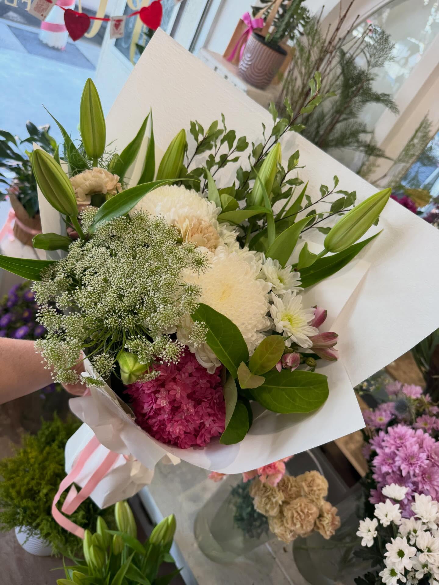 Hello Thursday! 🌸
We’re open daily and deliver across the Tweed region Mon–Sat. Pop in for blooms, candles, plants and more!