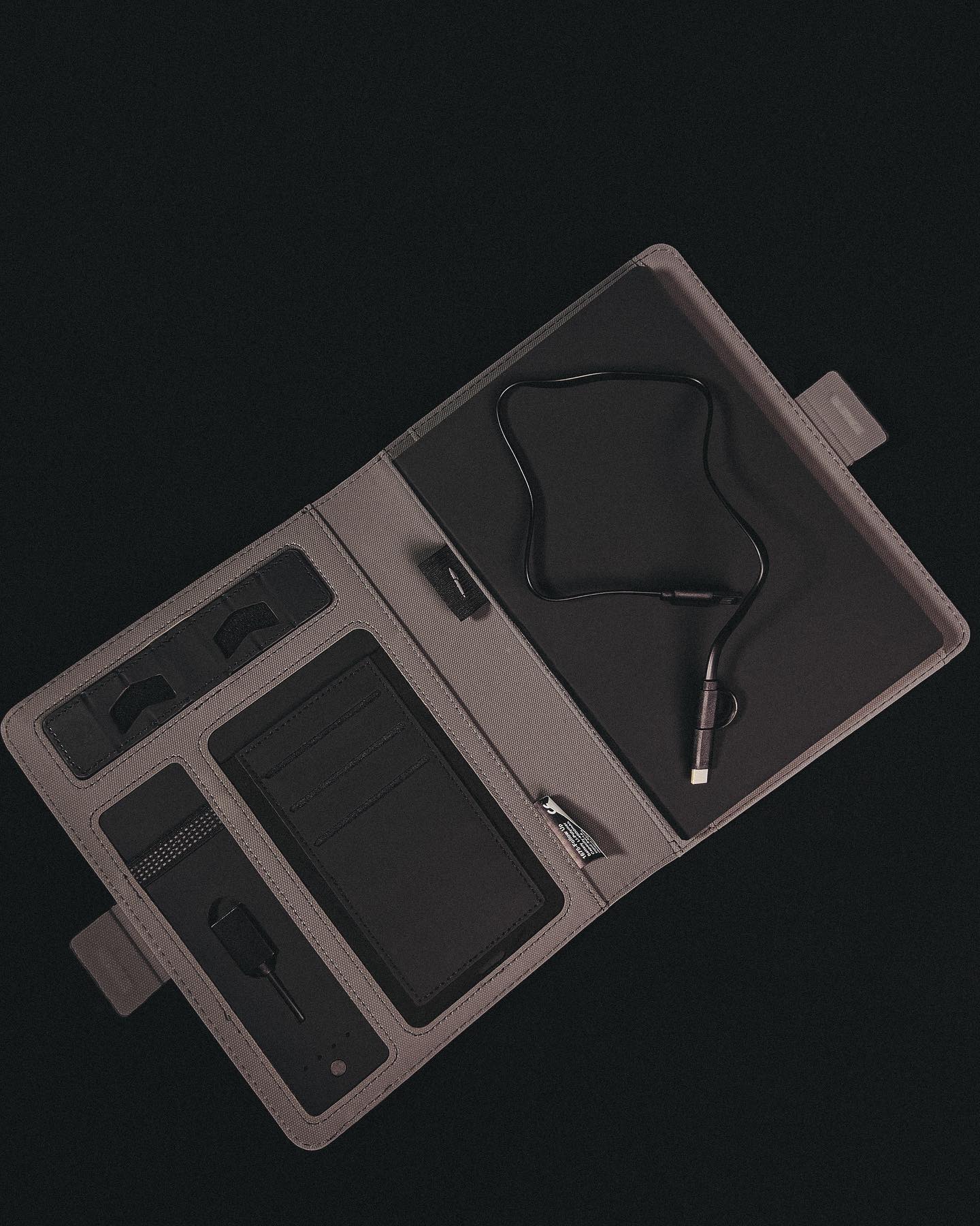 Stay powered up and connected with an innovative notebook with a USB charger inside. The perfect tech accessory for on-the-go work, and a great way to keep your team productive! 🔋💻
#techaccessories #innovative #productivity