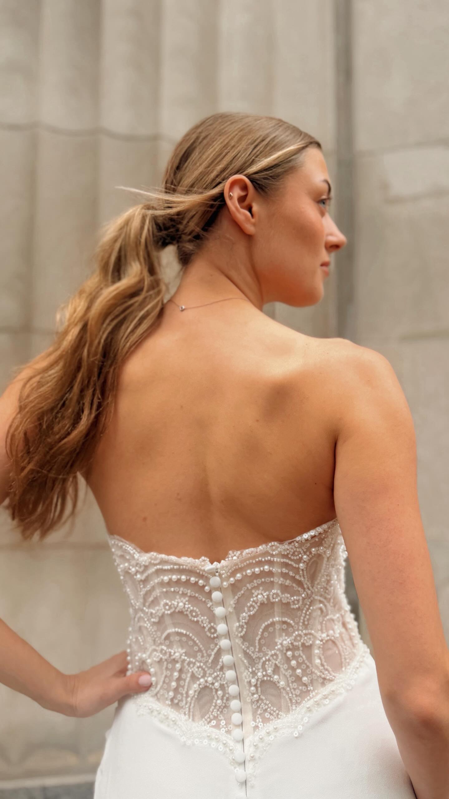 Clean bridal but she still has a personality 💫
It’s giving effortless but you know it was very much intentional.
Simple, but not forgettable. One of our favorite things about clean, minimalist wedding gowns 😍🤍.
Soreya | N2682