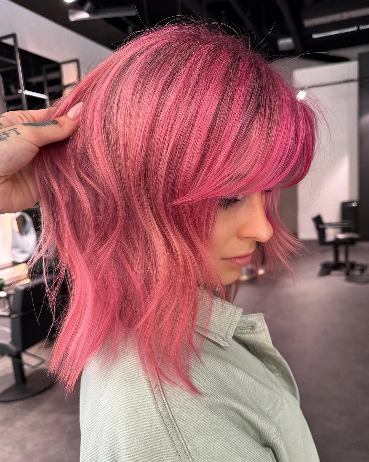 • Statement 🩷 •
celebrating Sommer & freedom with this colorful look:
Color Fresh Create: Nu-Dist Pink + High Magenta + Pure Violet (50+10+1)
Warum ich bei bunten Farben am liebsten auf Pink, Rosé oder Flieder zurück greife? Diese Farben verwaschen sich Soft und hinterlassen keine unschönen Rest-Pigmente im blonden Haar.
Da ich fast jede Farbe schon selbst auf dem Kopf hatte, kann ich die Stadien des verwaschnes sehr gut beurteilen und Empfehlungen aussprechen 🌈 💕
————
➪ book your glowup moment now - Link in Bio ✨
_______
🔛 folge @salonsavi
♥︎ Begleite unseren Salon Alltag für wunderschöne Haar-Makeovers
🔝 Preise & Termine findet ihr im Link in unserer Bio
—————
#haare #friseur #pastelbalayage #balayage #pastelhair #friseurhamburg #balayagehamburg #hamburgbalayage #pinkhair #wellaPassionistas #pridemonth @wellaprofde @wellahair
_______
*Werbung, Personen- &/o. Markenverlinkung