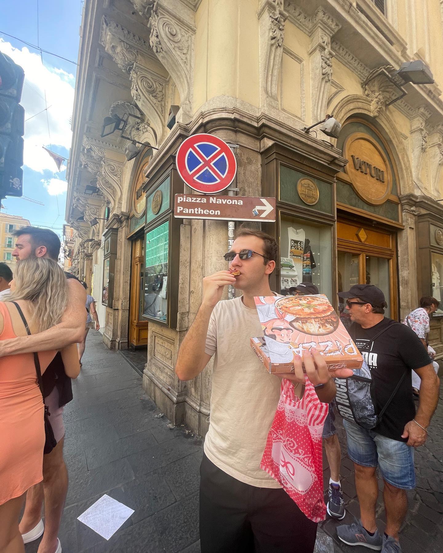 Here are some pictures from last weekend. A great weekend full of good eats and lots of walking. I really tried to embody Dave Portnoy pizza reviews in the first picture (let me know how I did in comments). I am a little behind, so will work on catching up for all my fans 😂. As always check the link in my bio for the latest update 🌎🛩
———————————————————
#italia #roma #rome #italy #pizza #pasta #trevifountain #pantheon #colosseum #vatican #vaticancity #travel #travelphotography #travelbetterlivebetter #travelgram #instatravel #traveladdict #travelmore #mikesworldtour #travellife #travelstoke #traveldeeper #travellife #tourist #tourism #abroad #travelpic #travelcommunity #travelinspiration #europe