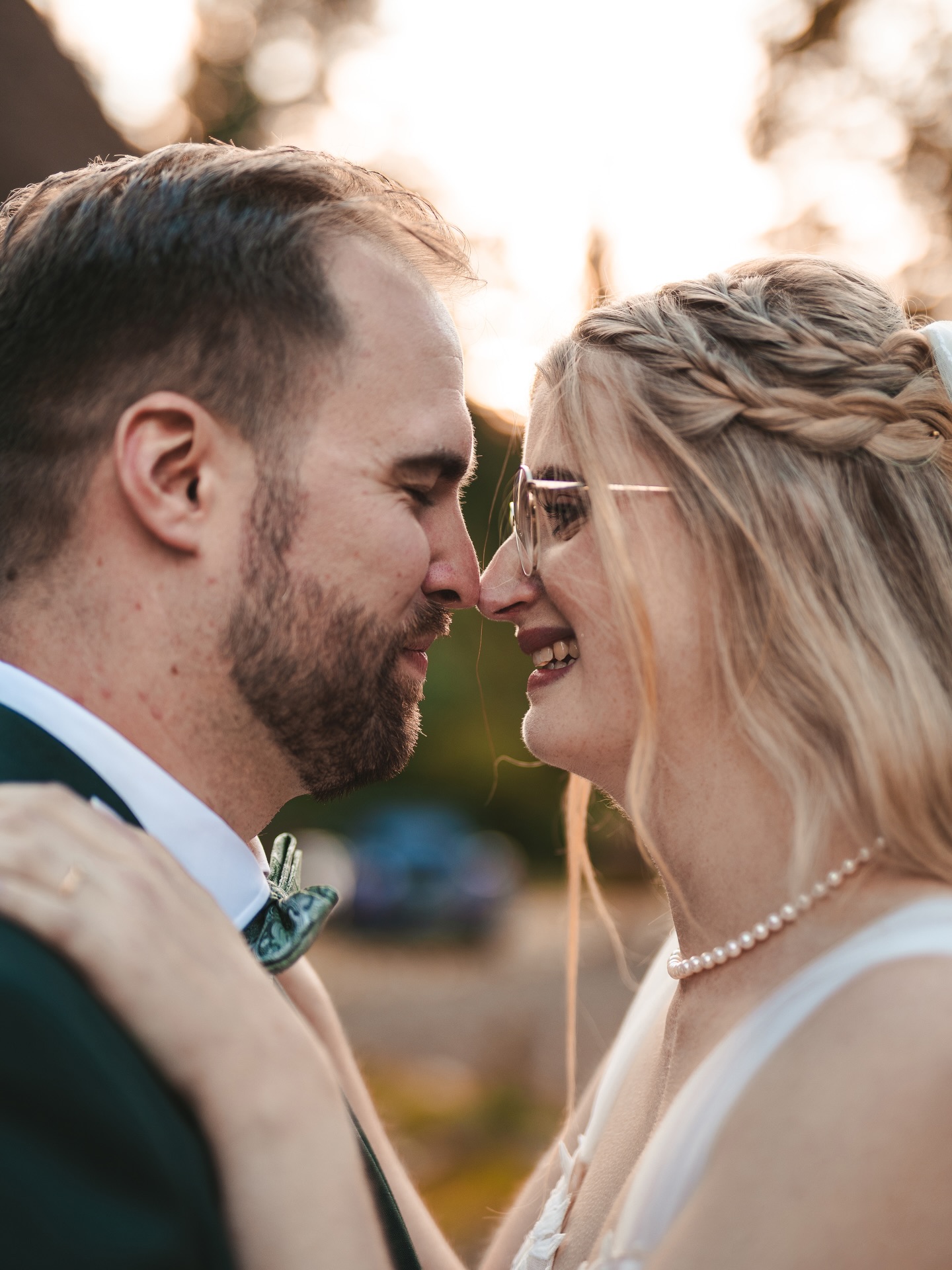 Kurze Pause vom Hochzeitstag.
Einmal raus, durchatmen – und genau hier entstehen meistens die besten Bilder.
Keine Hektik. Kein Publikum.
Einfach ihr zwei.
Genau diese Momente machen eure Bilder später besonders.