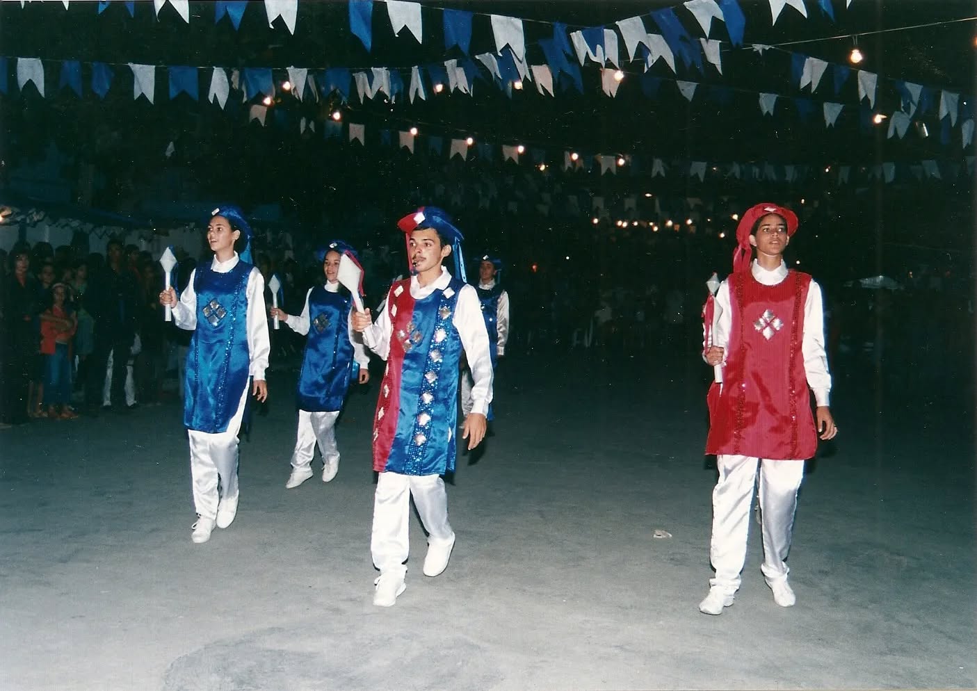 Apresentação das quadrilhas no IV São João do povo em 2004. As apresentações aconteceram na Rua José Cirino da Silva. 🌽🎊💃🏻🕺🏻🌾
#Sãojoãodopovo #Montadas #Paraiba #AHM #ArquivoHistóricoDeMontadas #cultura #História #sãojoão #festajunina