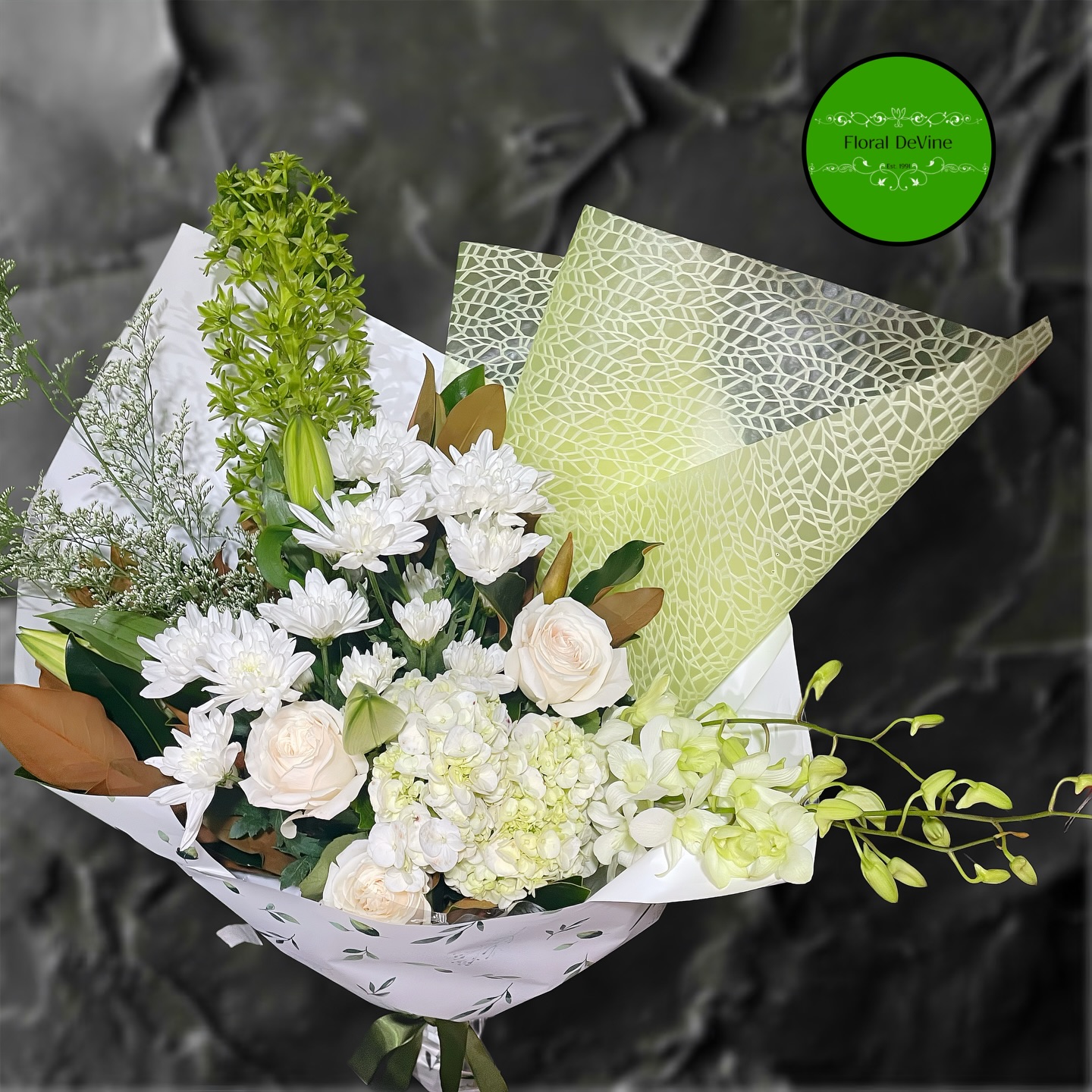 Textures reflected, creates a picture of contrast. #flowercomposition #floraldesign #instaflowers☘️ #huntershillflorist