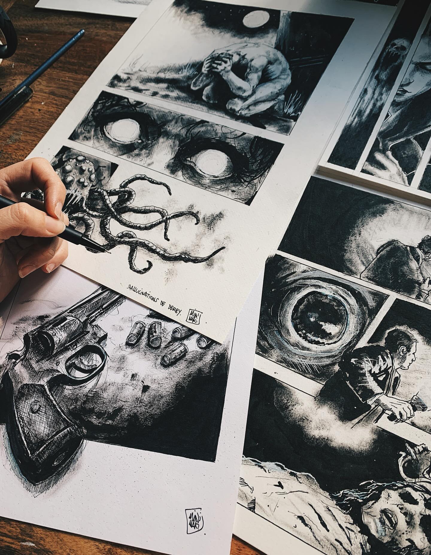 ⭐️ hello everyone again ⭐️ je travaille sur cette histoire… j’ai parfois l’impression d’enquêter. D’entrer dans un univers brumeux comme on suivrait une piste un peu à l’aveugle. Je cherche, je doute, je reviens en arrière, j’essaie de démêler les sensations que chaque chapitre me laisse. C’est un travail très intuitif et flou. Mais c’est précisément là que quelque chose se passe.
Dans cet espace incertain, il y a l’indicible.
Et cet indicible, paradoxalement, me fait du bien.
Il y a dans cette part d’ombre quelque chose de profondément libérateur. Comme si je m’autorisais enfin à ne pas tout rendre aimable, à ne pas tout adoucir. À laisser exister une image plus étrange, plus intérieure.
Par moments, je me sens proche de ces vieux dessinateurs de comics d’un autre temps, qui cherchaient moins à montrer qu’à faire pressentir, si j’avais la possibilité partir dans le passé et me couper de tout ce digital.
je crois que c’est exactement ce que je poursuis ici :
non pas dessiner le monstre, mais dessiner le seuil. Je me sens tellement bien dans cet univers, qui me rejoint dans le coté obscur de la force? 😁🫶. #illustration #miskatonic #arkham #hplovecraft