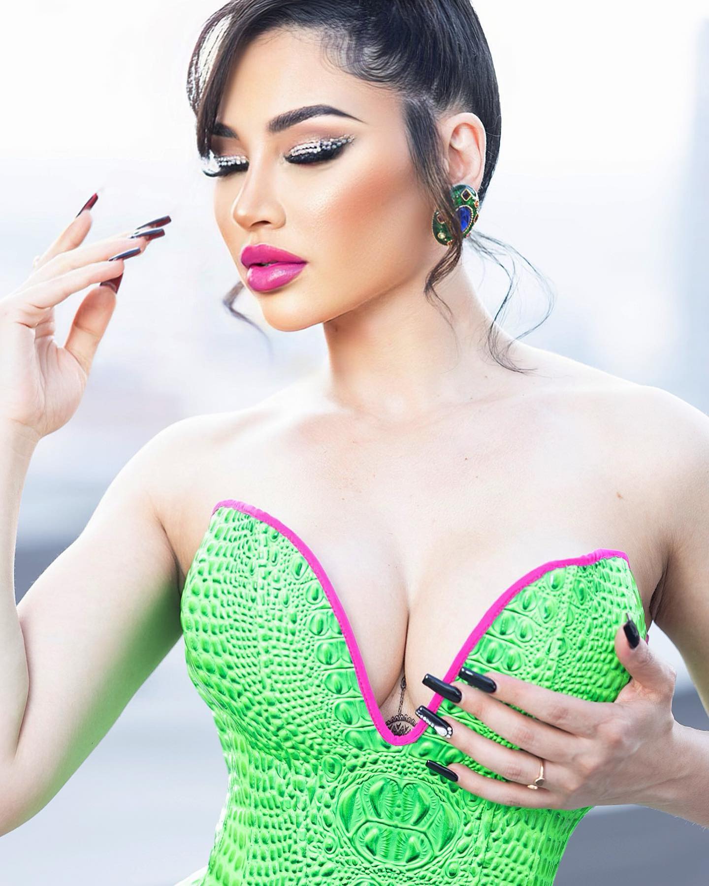 Apple green faux leather & fuchsia silk in your future? 🍏🌺
#VCheLabel #Summer23 #MorphingCorsets #Avail0618