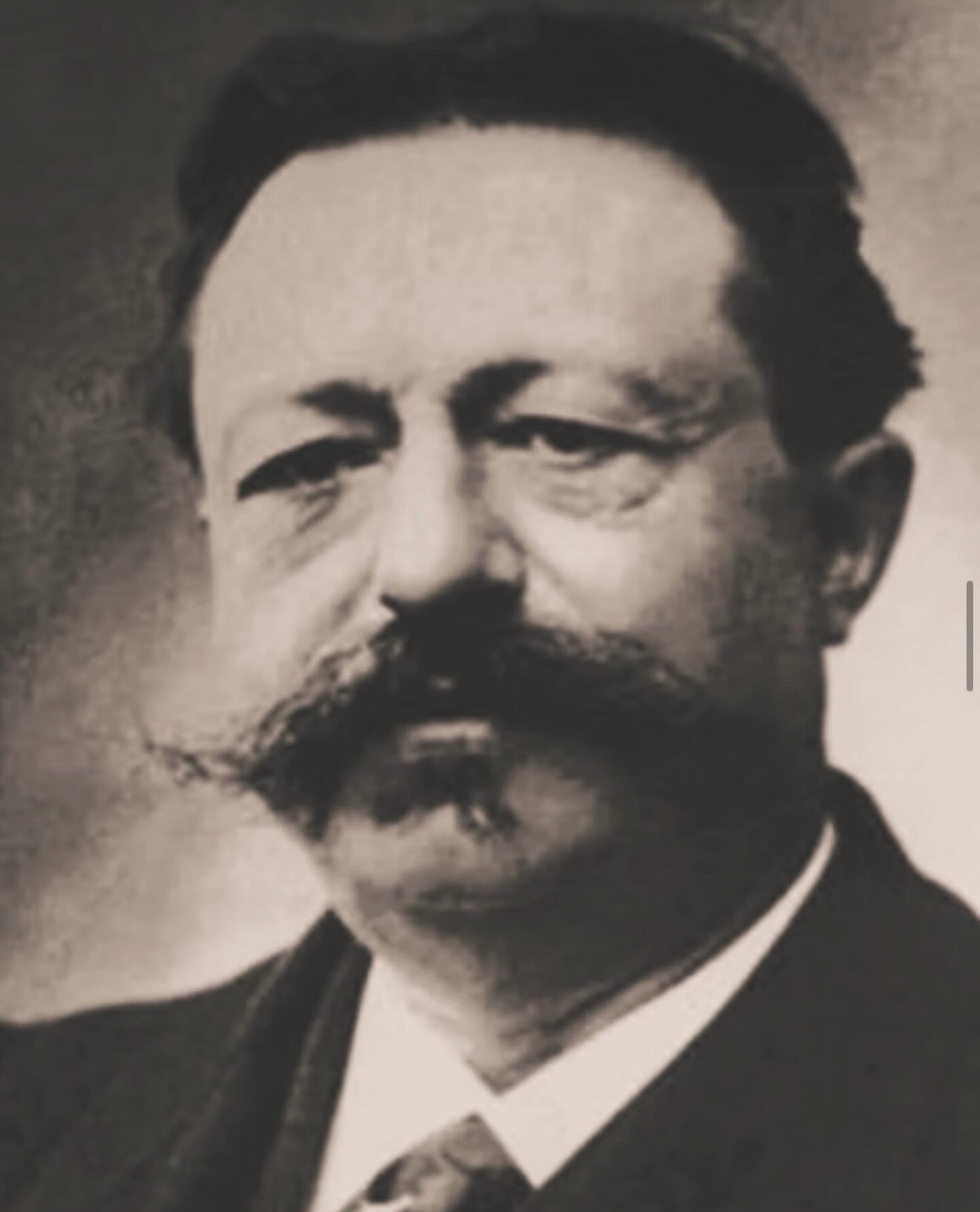 La célèbre injonction de notre Seigneur était d’aimer son prochain comme soi-même. Telle était la philosophie simple de Maître Philippe de Lyon, un doux guérisseur que nous honorons en ce jour. Maître Philippe était l’une des nombreuses influences significatives qui ont façonné la vie de notre évêque Papus, le fondateur de l’Ordre Martiniste. Philippe demandait à ses disciples de se souvenir de lui le dimanche des Rameaux, et ce jour-là, ils se rendaient sur sa tombe. Aujourd’hui, en l’honneur de Maître Philippe, rappelons-nous le message essentiel de Notre Seigneur le Christ. Après être entré à Jérusalem :
« ...Jésus entra dans le temple de Dieu, chassa tous ceux qui vendaient et achetaient dans le temple, et renversa les tables des changeurs et les sièges de ceux qui vendaient des colombes, et leur dit : « Il est écrit : Ma maison sera appelée maison de prière ; mais vous en avez fait une caverne de voleurs. » (Matthieu 21, 12-13)
Les récits du dimanche des Rameaux mettent souvent en évidence cet acte scandaleux de Jésus jetant les changeurs de monnaie hors du temple, mais qu’a fait Jésus après les avoir jetés dehors ? Le verset suivant (Matthieu 21:14) nous dit : « Les aveugles et les boiteux s’approchaient de lui dans le temple, et il les guérissait. »
C’était la commission fondamentale de Jésus à ses disciples, et qu’elle soit une leçon pour nous-mêmes : « ...dans quelque ville que vous entriez...guérissez les malades qui s’y trouvent, et dites-leur : Le royaume de Dieu s’est approché de vous. » (Luc 10 : 8-9)
Nous prions aujourd’hui :
« O gracieux et aimant Pasteur des brebis, nous nous souvenons en ce moment devant vous de votre merveilleux serviteur, Nizier Philipe, un maître et un faiseur de miracles sur la terre, qui, dans sa grande humilité, appelait sa personne le chien du bon Pasteur ; et nous prions pour que, forts de son glorieux exemple, nous puissions nous aussi, selon nos différentes capacités, vous rendre le service aimant et loyal que vous nous demandez de rendre à votre monde souffrant. Amen.
#eglisegnostiqueapostolique #dimanchedesrameaux #maitrephilippedelyon