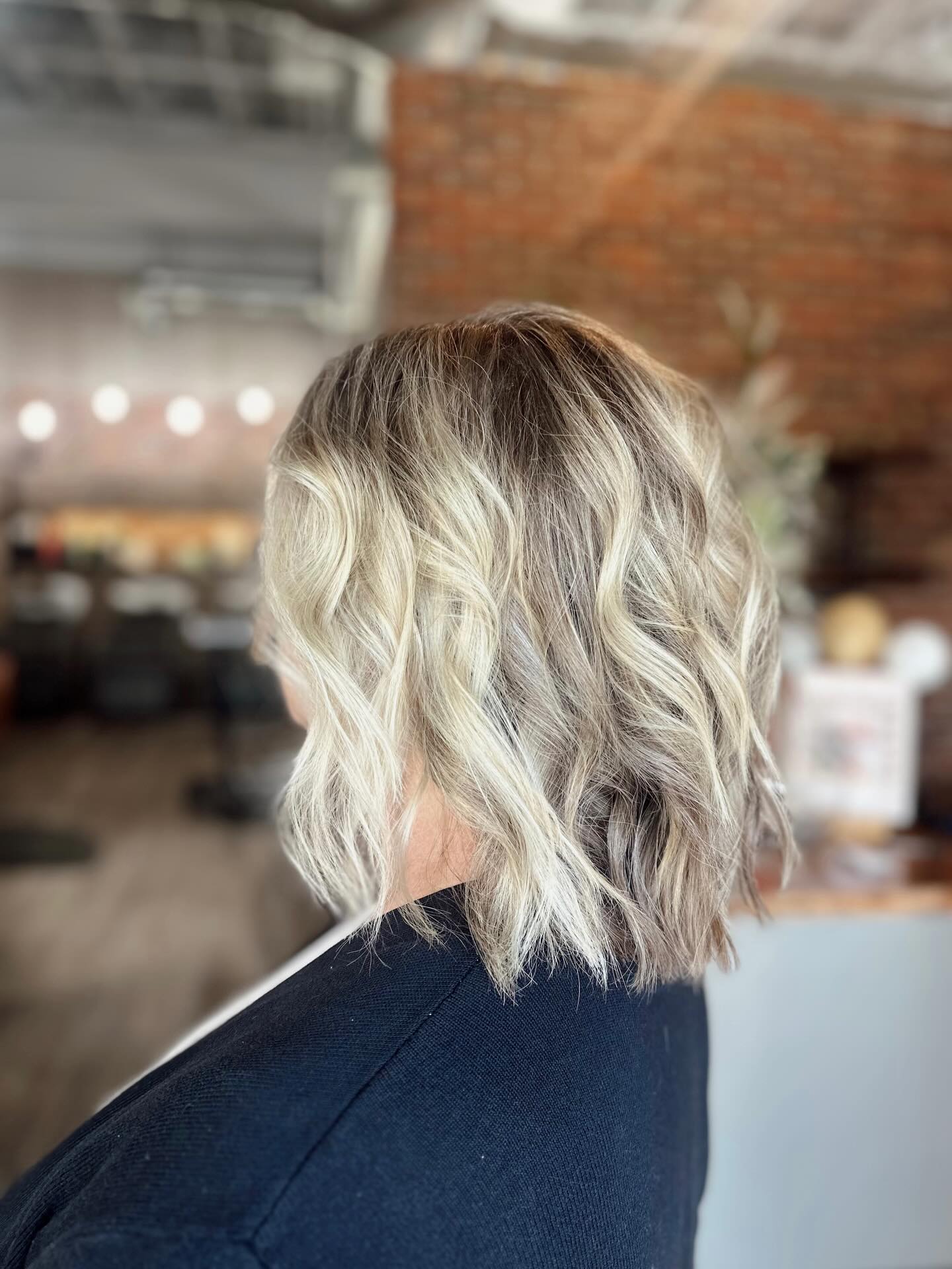 Obsessed with these highlights! Hello spring glow ✨🌸
•
•
•
Stylist @delaneysinstabeauty - Partial Highlight
#eriehairsalon#longmonthairsalon#aveda