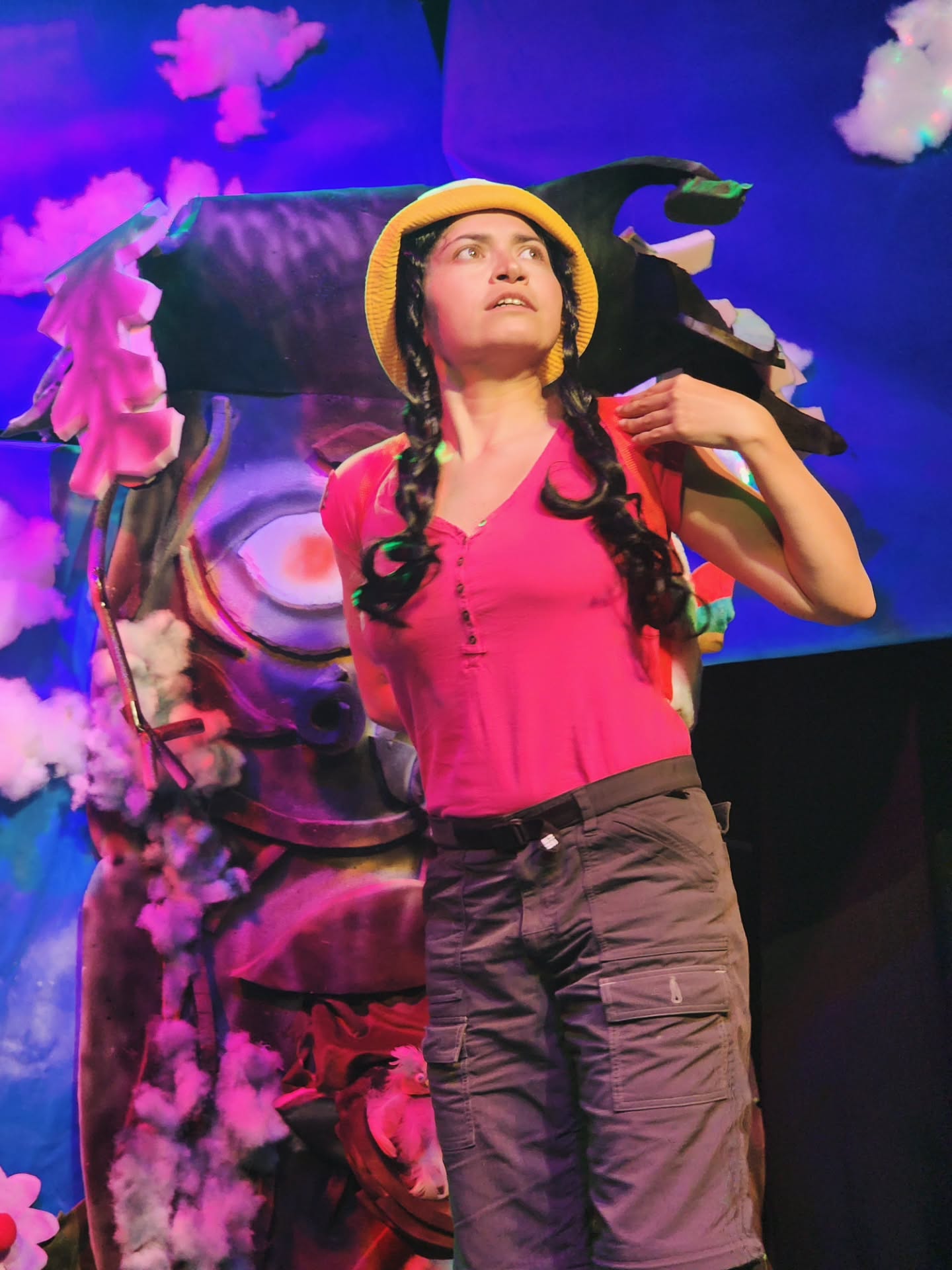 📸 ¡Momentos mágicos de "EL OTRO LADO DEL MEDIO AMBIENTE" en Contagio Teatral!
Una travesía profunda y necesaria de Perfiles y Siluetas que nos recordó que la infancia no es el futuro, sino el presente que puede salvarlo todo.
¡Muchísimas gracias a todo el público que nos acompañó hoy en esta experiencia de conexión con nuestra tierra y nuestras raíces! Su energía hizo que la Tierra volviera a latir con fuerza en nuestra sala.
¡MAÑANA SIGUE LA AVENTURA! 🌿✨
Si hoy no pudiste venir, ¡mañana tienes tu última oportunidad! Te esperamos para vivir este viaje iniciático junto a Margarita y descubrir el poder de la conciencia ecológica.
🗓 Mañana Sábado 28 de Marzo
🕗 20:00 hrs
📍 Bodega 44, Condell 420
🎟 Entrada Liberada
👨👩👧👦 Para toda la familia
¡Sigamos celebrando el teatro con sentido en Los Ángeles! Nos vemos en la Bodega.
#ElOtroLadoDelMedioAmbiente #ContagioTeatral #PerfilesySiluetas #TeatroFamiliar #ConcienciaEcologica PAOCC TeatroEnLosAngeles CulturaBioBio Bodega44