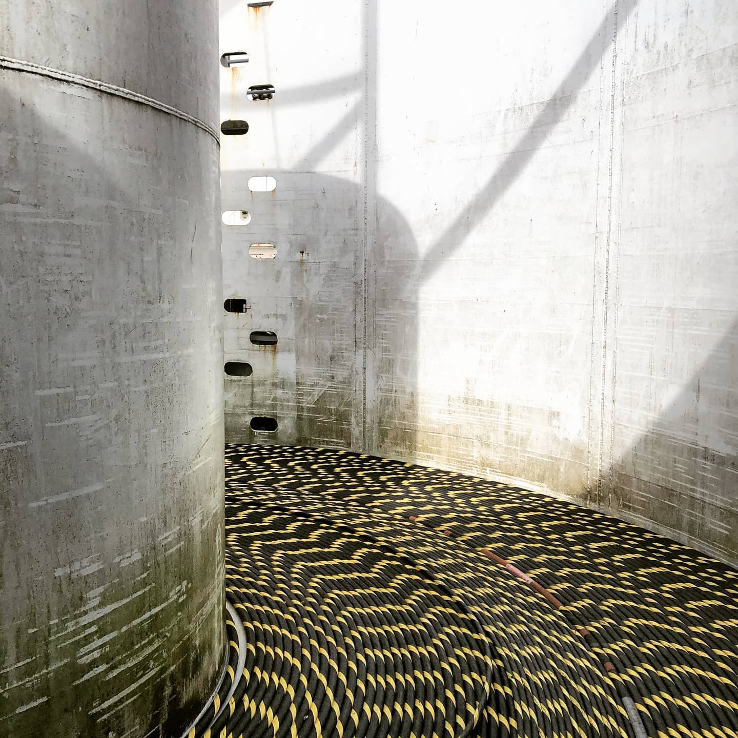 AHS supplied rental cable tensioners and operators to the Skagenfiber West project in 2020.
Both for the preparation stage (spooling the cable into the basket) and the main job, laying 170 kilometers of 48-pair fiber cable between Norway and Denmark.