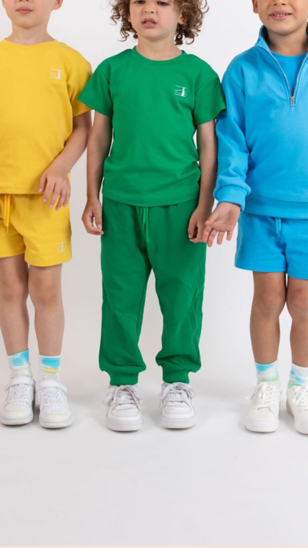 Your brain can do this two ways:
Serial search = slow, one by one 😩
Parallel search = instant, what stands out 👀
That’s why bright monochrome matters.
It helps your brain spot your child faster in a crowd.
Less stress. More peace of mind.
Save this for your next busy outing 👇
#mumlife #parentingtips #toddlermum #mybrighttyke #parentinghacks